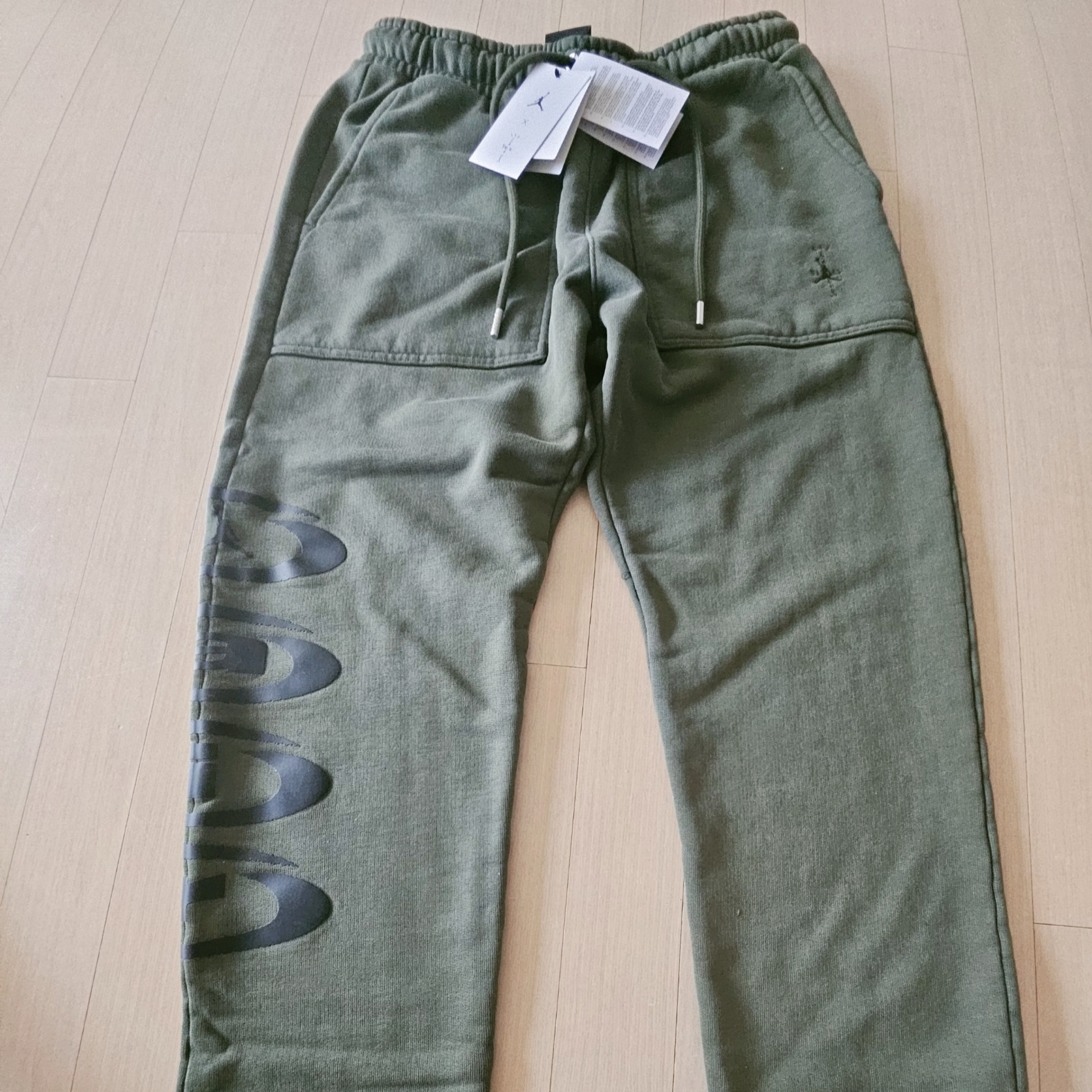 Jordan x Travis Scott Fleece Pants Cargo Khaki (DZ5508-325) 착용 스타일 - 1