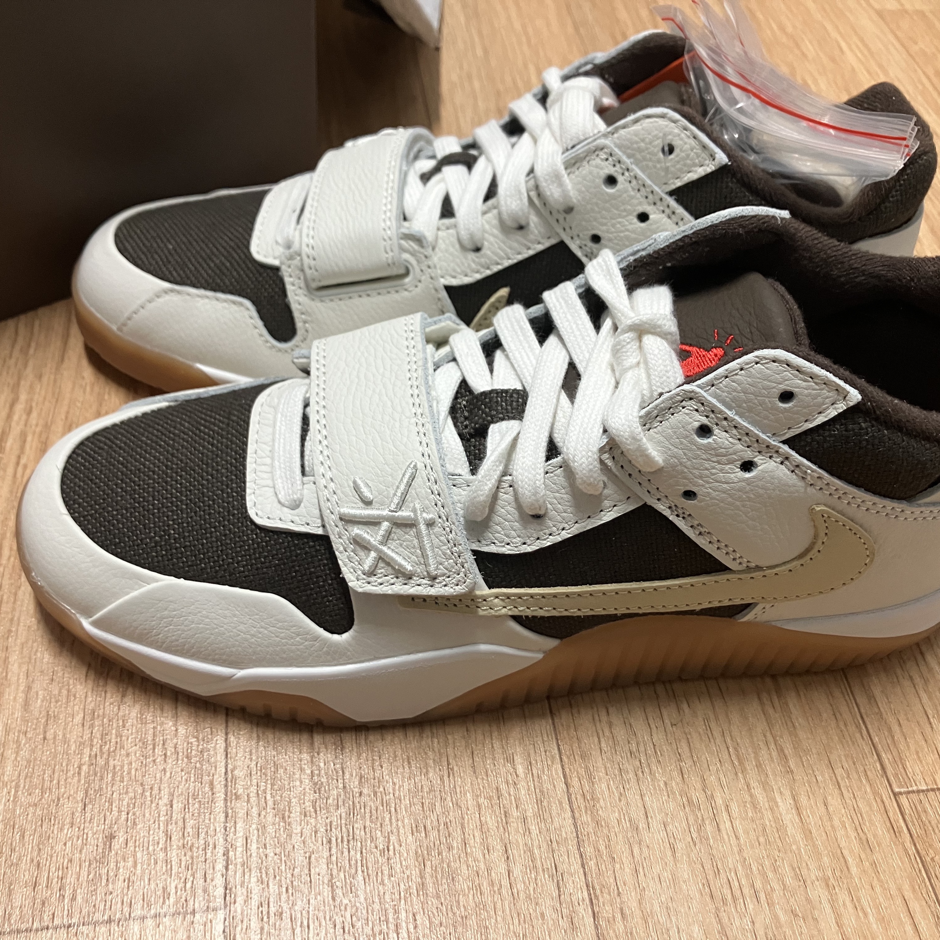 Jordan x Travis Scott Jumpman Jack TR Sail and Dark Mocha 착용 스타일 - 8