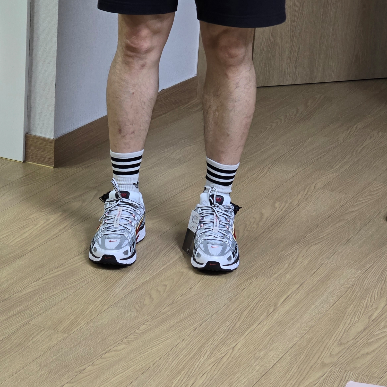 (W) Nike P-6000 Metallic Silver Red 착용 스타일 - 1