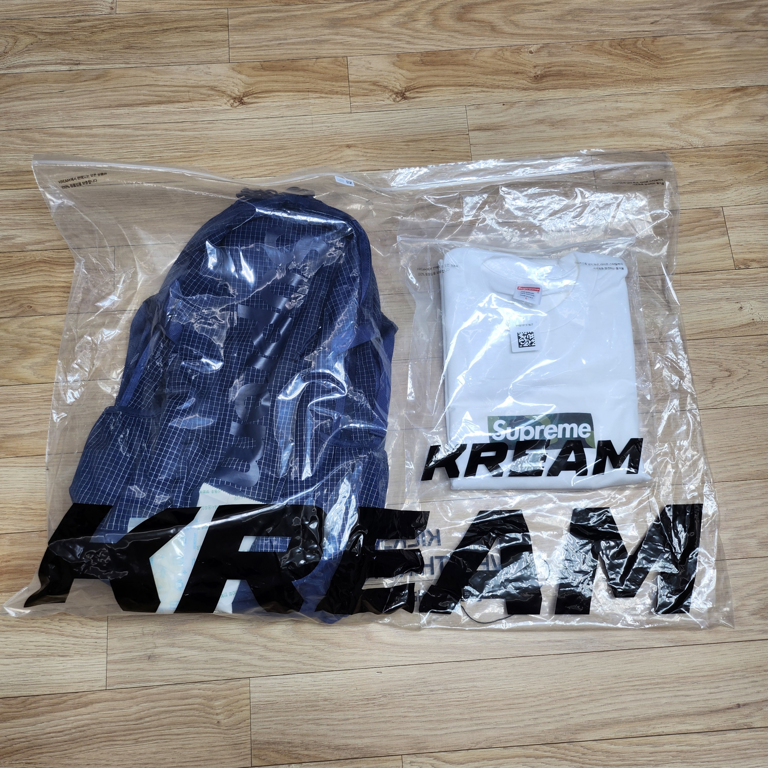Supreme Backpack Navy - 24SS, Supreme Box Logo T-Shirt White - 23FW 착용 스타일