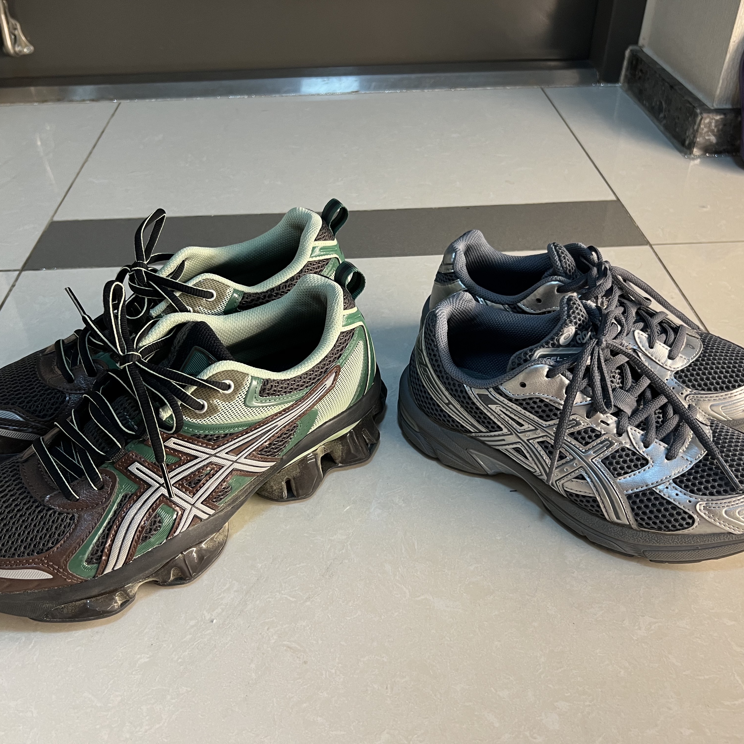 Asics Gel-Quantum Kinetic Dark Sepia Shamrock Green, Asics Gel-1130 Steel Grey Pure Silver 착용 스타일 - 1