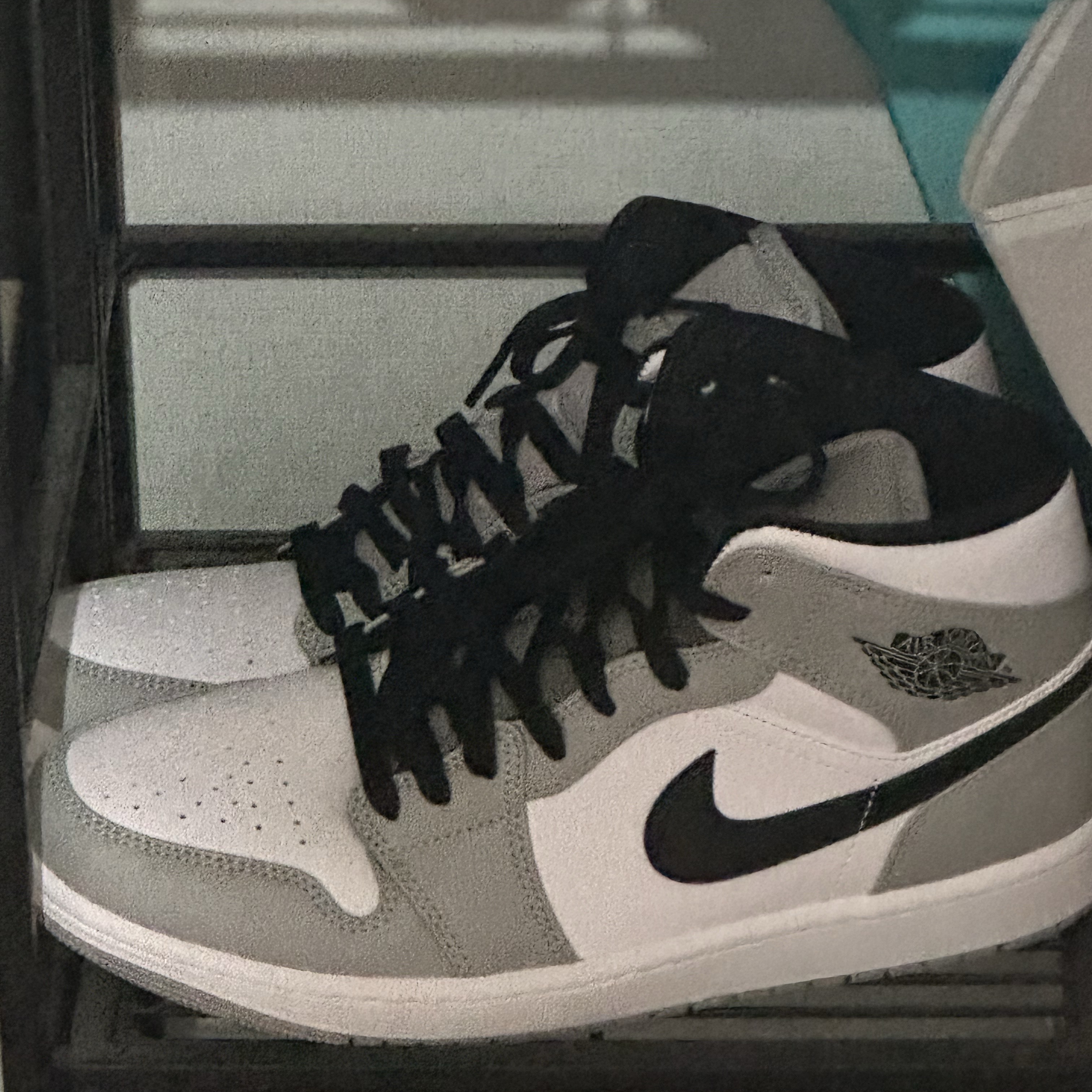Jordan 1 Mid Light Smoke Grey 착용 스타일