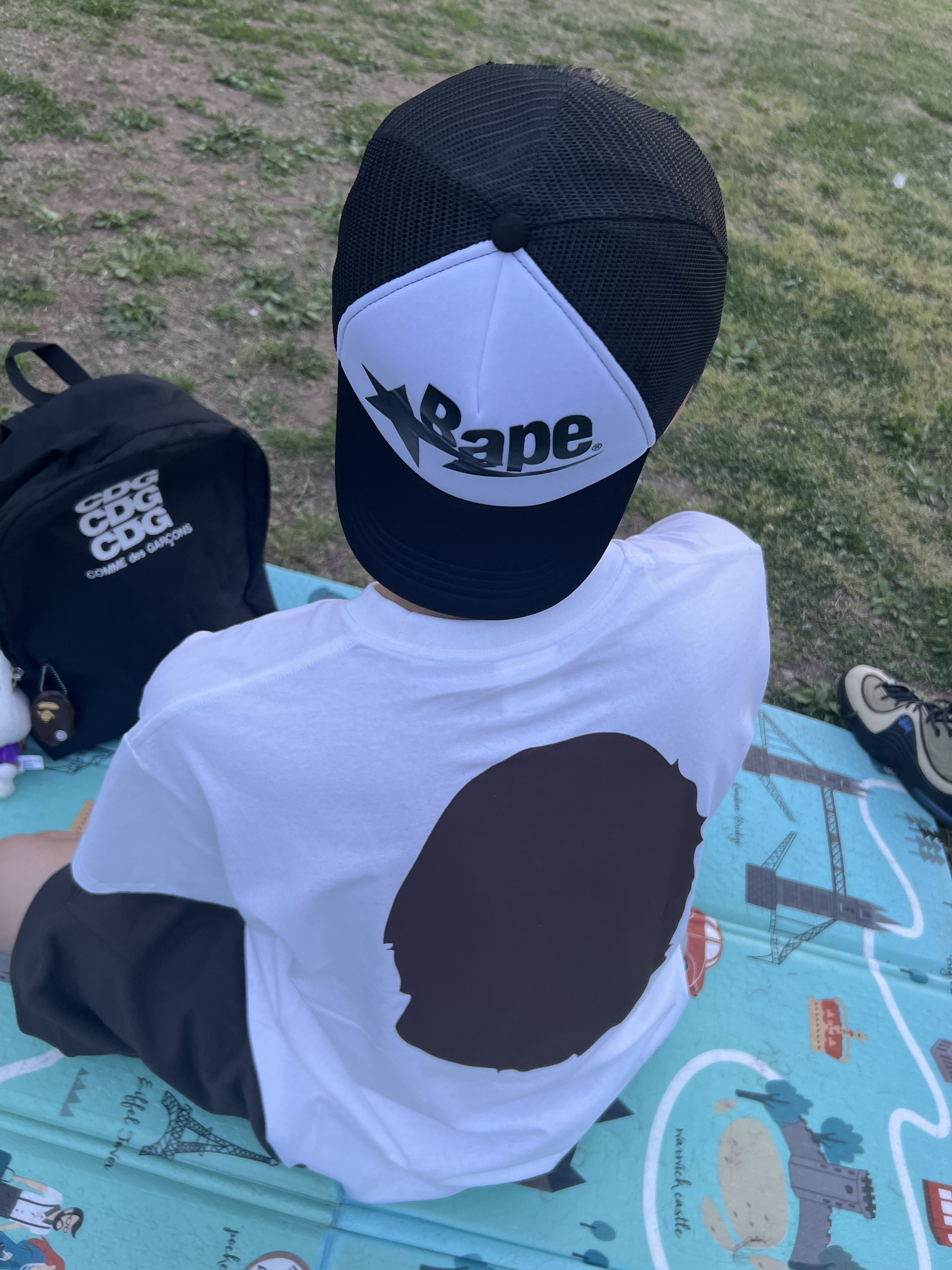 CDG Backpack Black, BAPE Big Ape Head T-Shirt White 착용 스타일 - 2