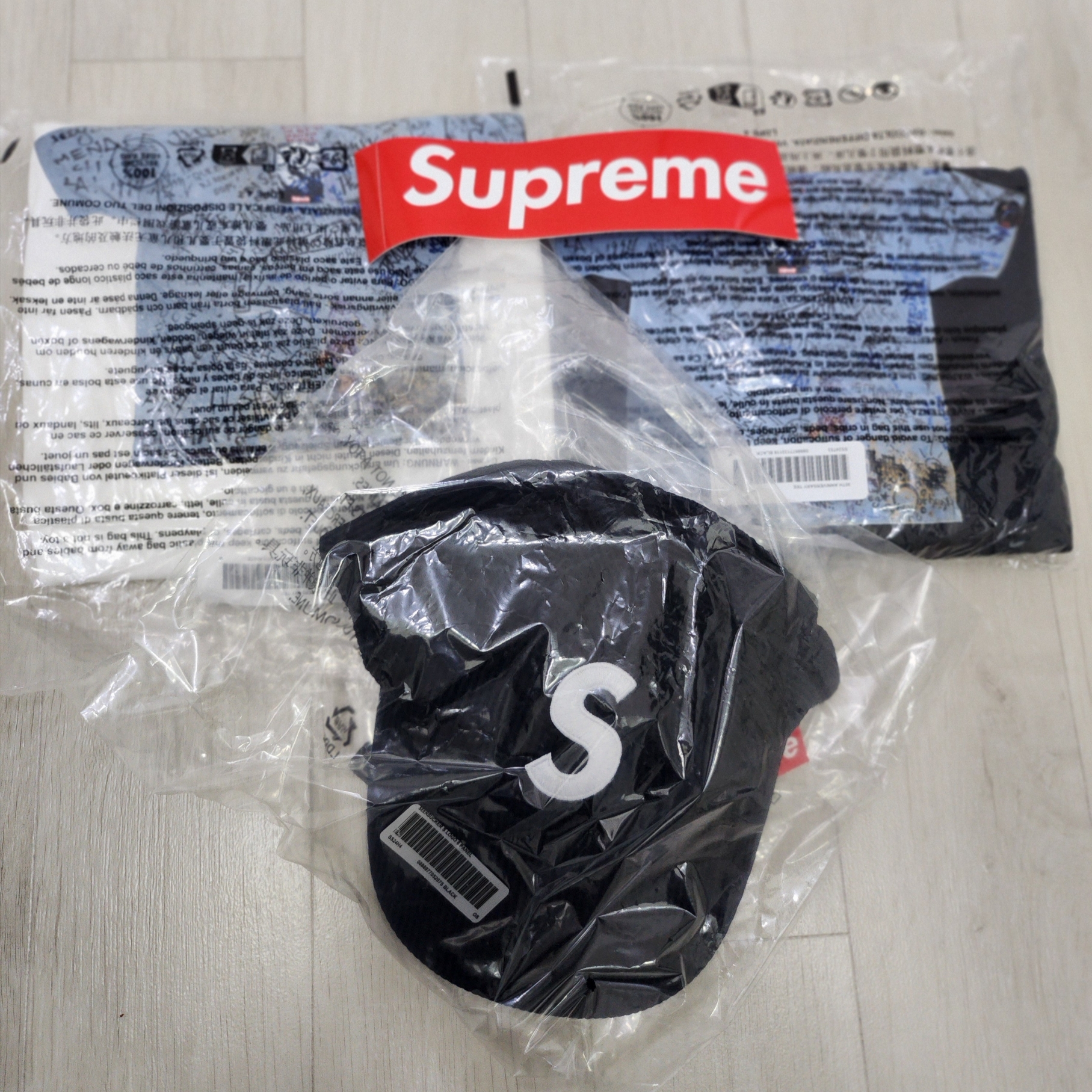 Supreme First T-Shirt White - 24SS, Supreme First T-Shirt Black - 24SS 착용 스타일