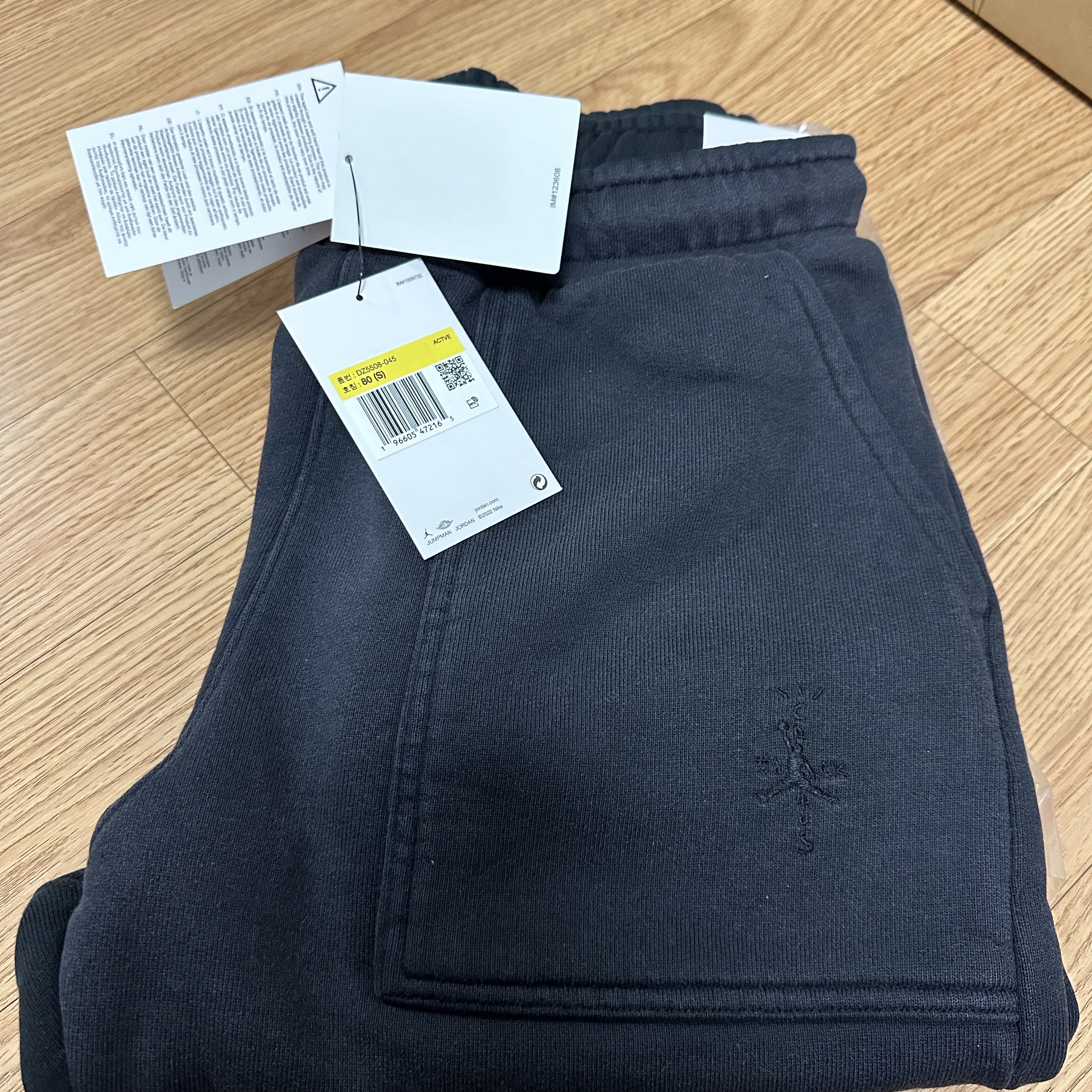Jordan x Travis Scott Fleece Pants Black (DZ5508-045) 착용 스타일 - 1