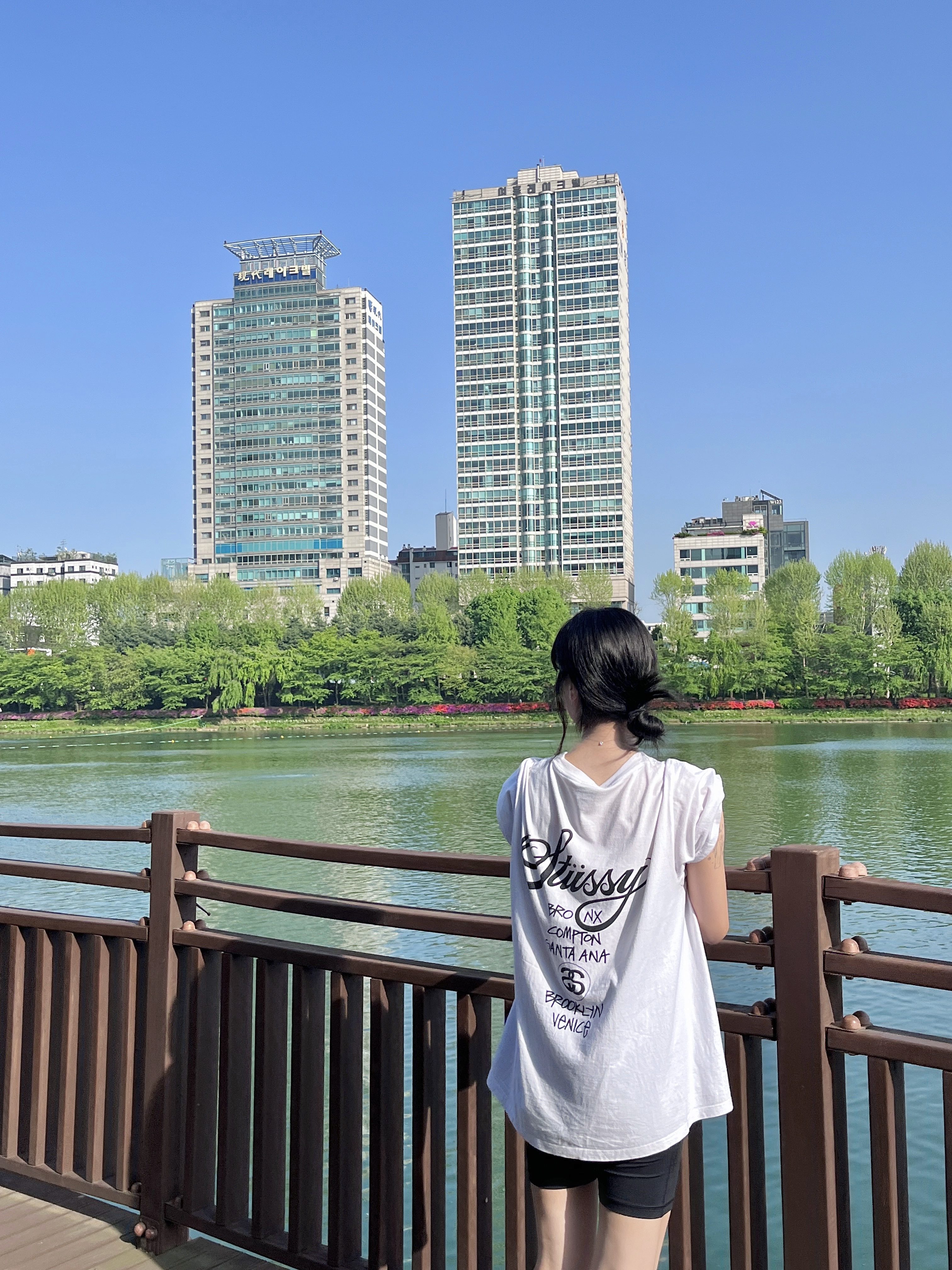 Stussy World Tour T-Shirt White 2024,2025 착용 스타일 - 1