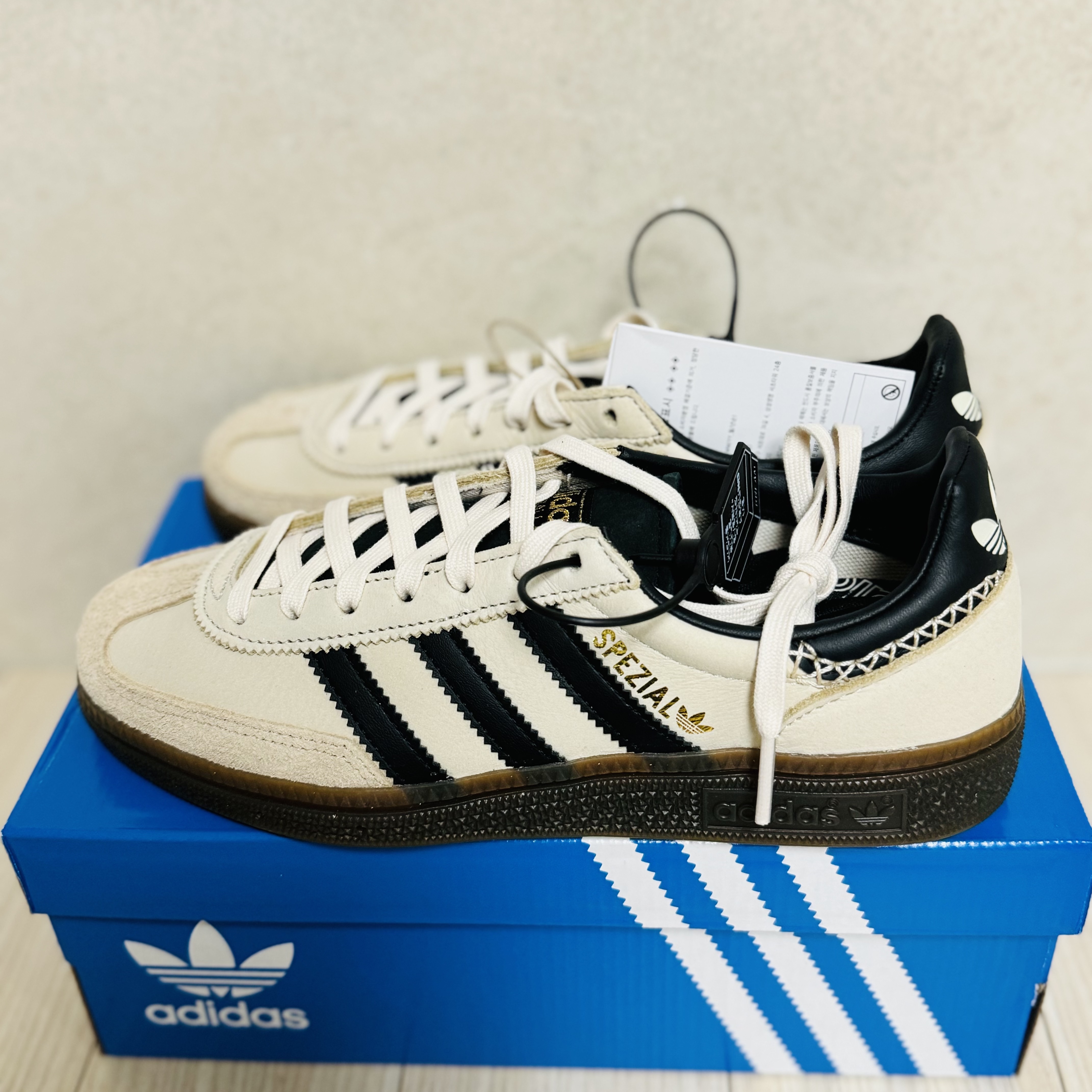 (W) Adidas Spezial Handball Wonder White Core Black 착용 스타일 - 4