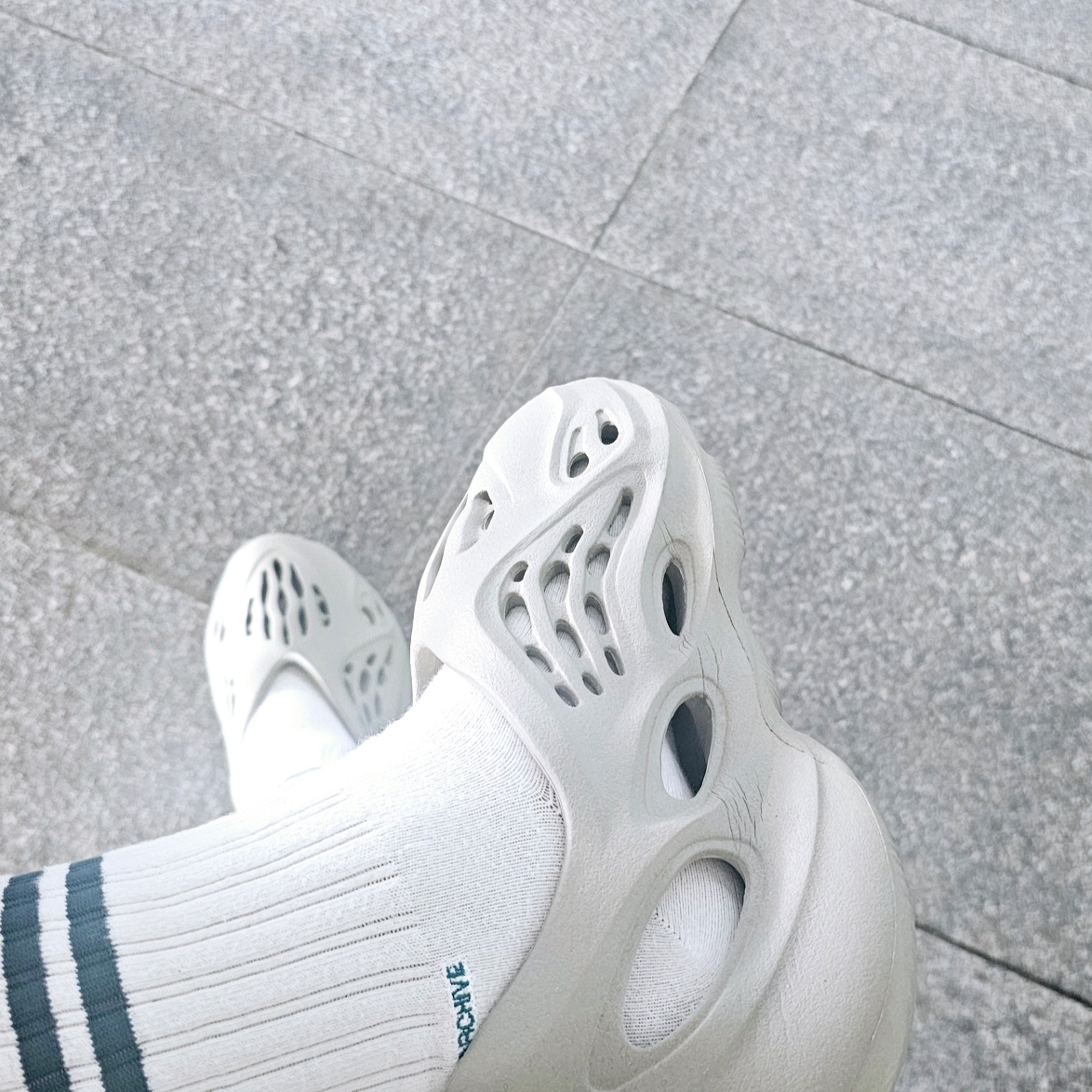 Adidas Yeezy Foam RNNR Stone Salt 착용 스타일 - 2