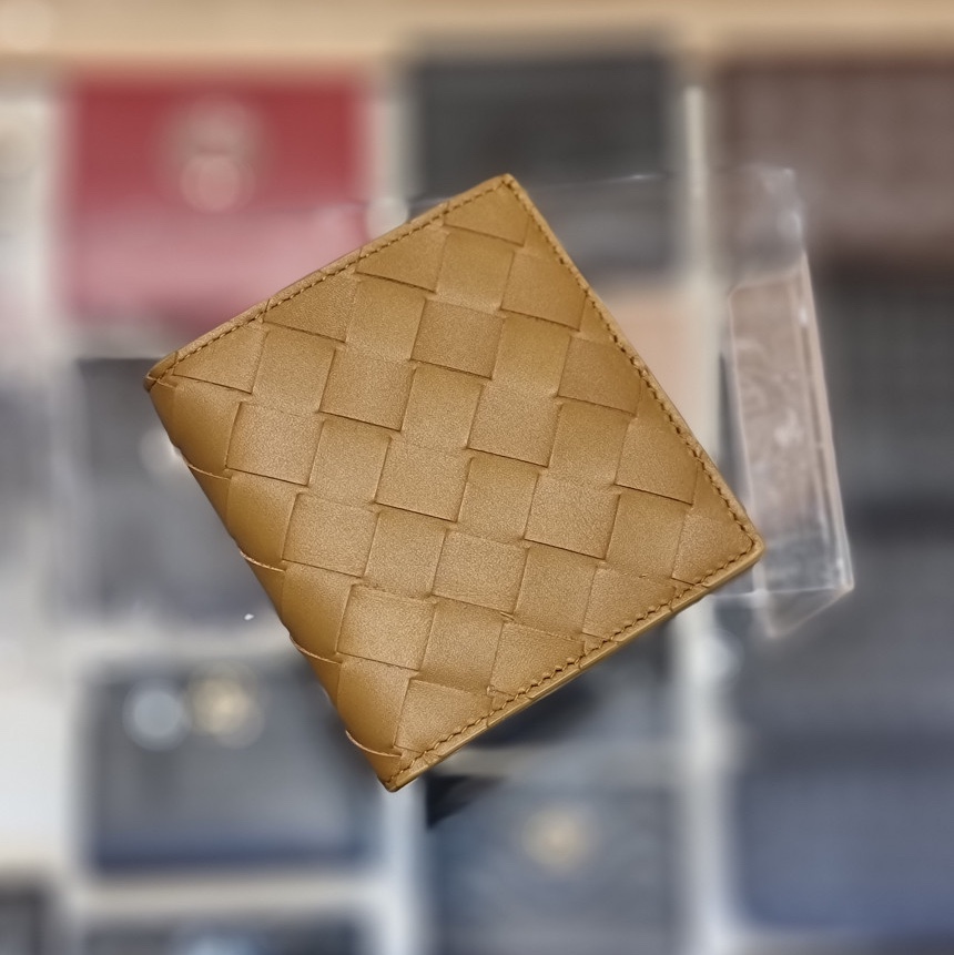 Bottega Veneta Intrecciato Slim Bi-Fold Wallet Acorn, Bottega Veneta Bi-Fold Wallet Parakeet 착용 스타일 - 1