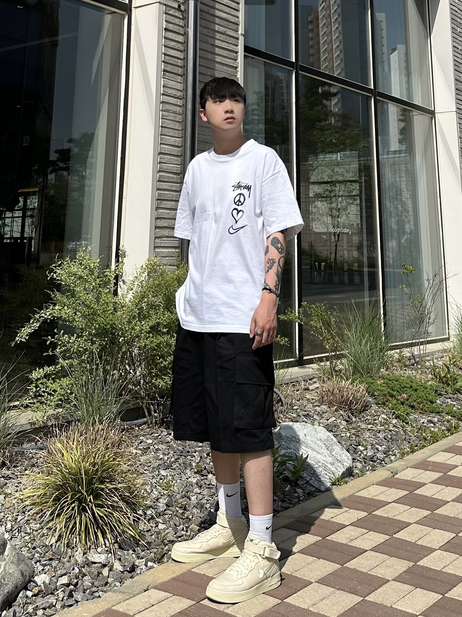 Nike x Stussy Air Force 1 '07 Mid SP Fossil, Nike x Stussy NRG RA T-Shirt Summit White (DM4942-121) 착용 스타일 - 1