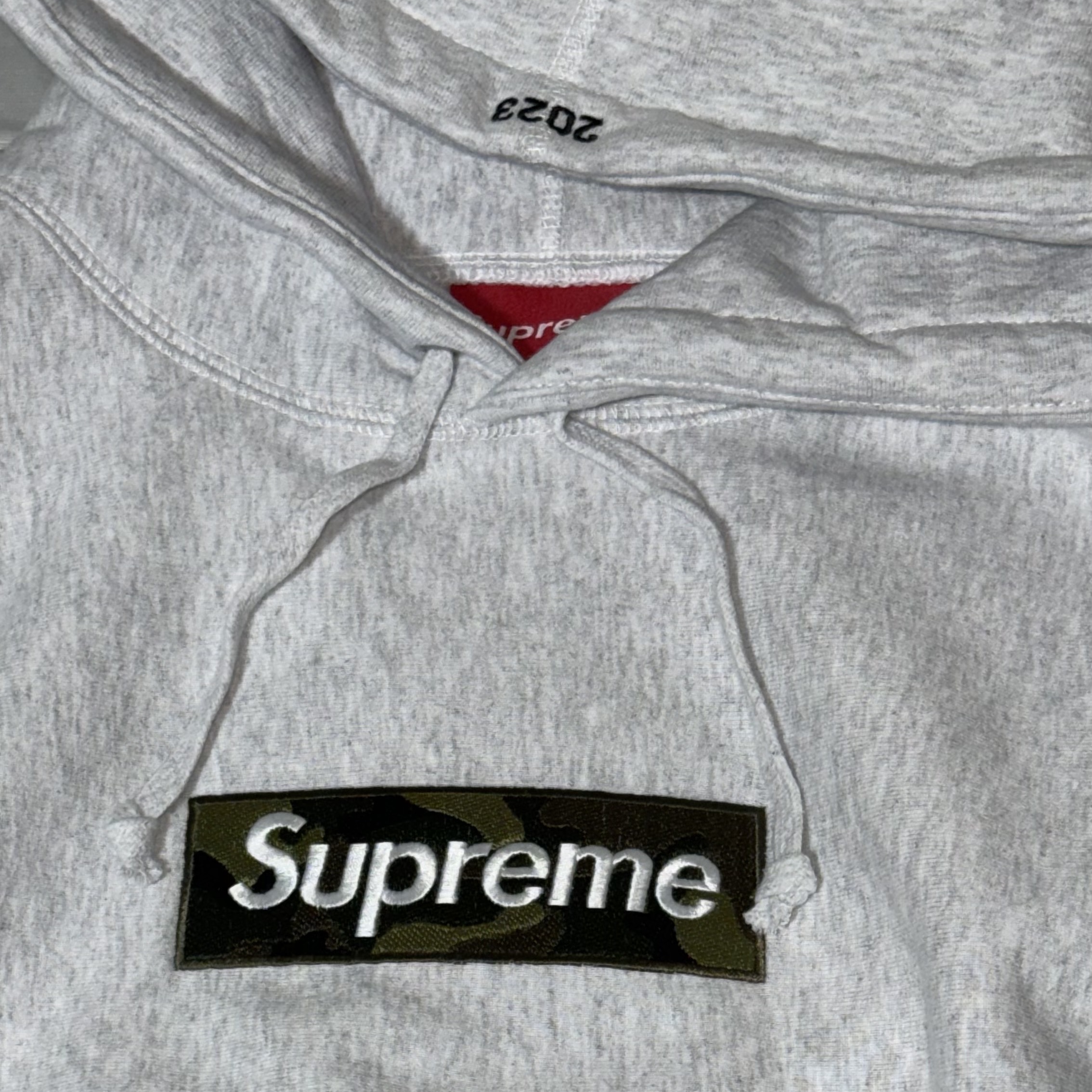 Supreme 2-Tone Corduroy Camp Cap Black - 23SS, Supreme Box Logo Hooded Sweatshirt Ash Grey - 23FW 착용 스타일 - 2