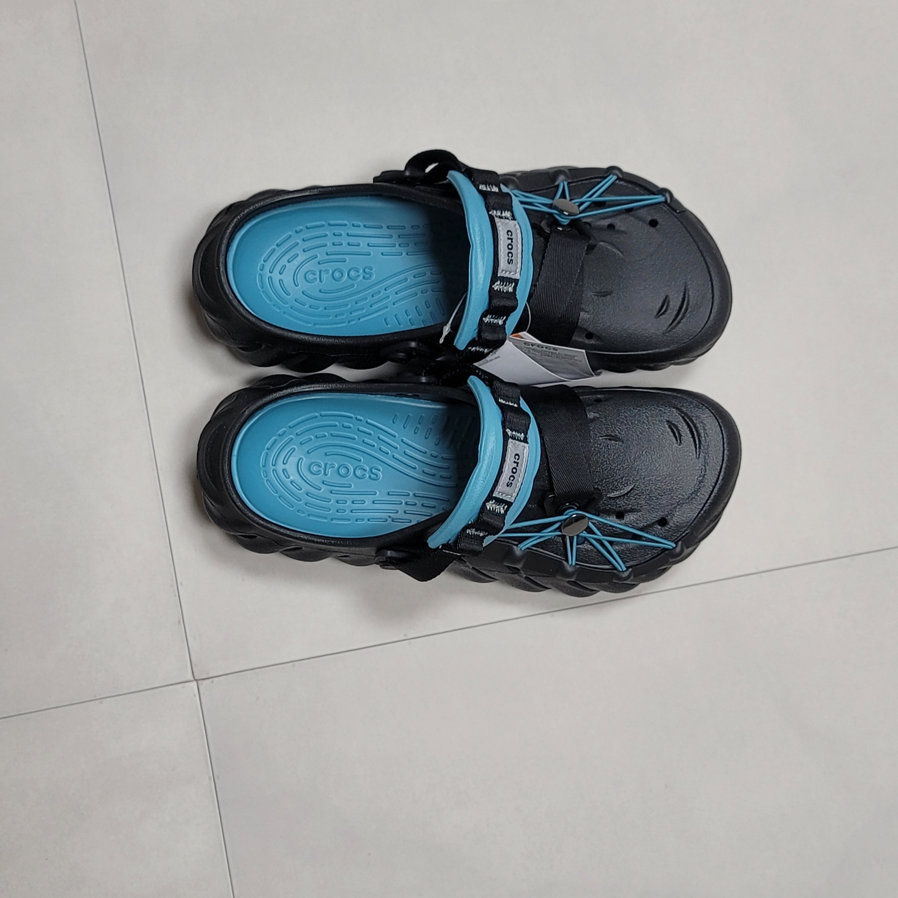 Crocs Echo Lockdown Clog Black 착용 스타일 - 2