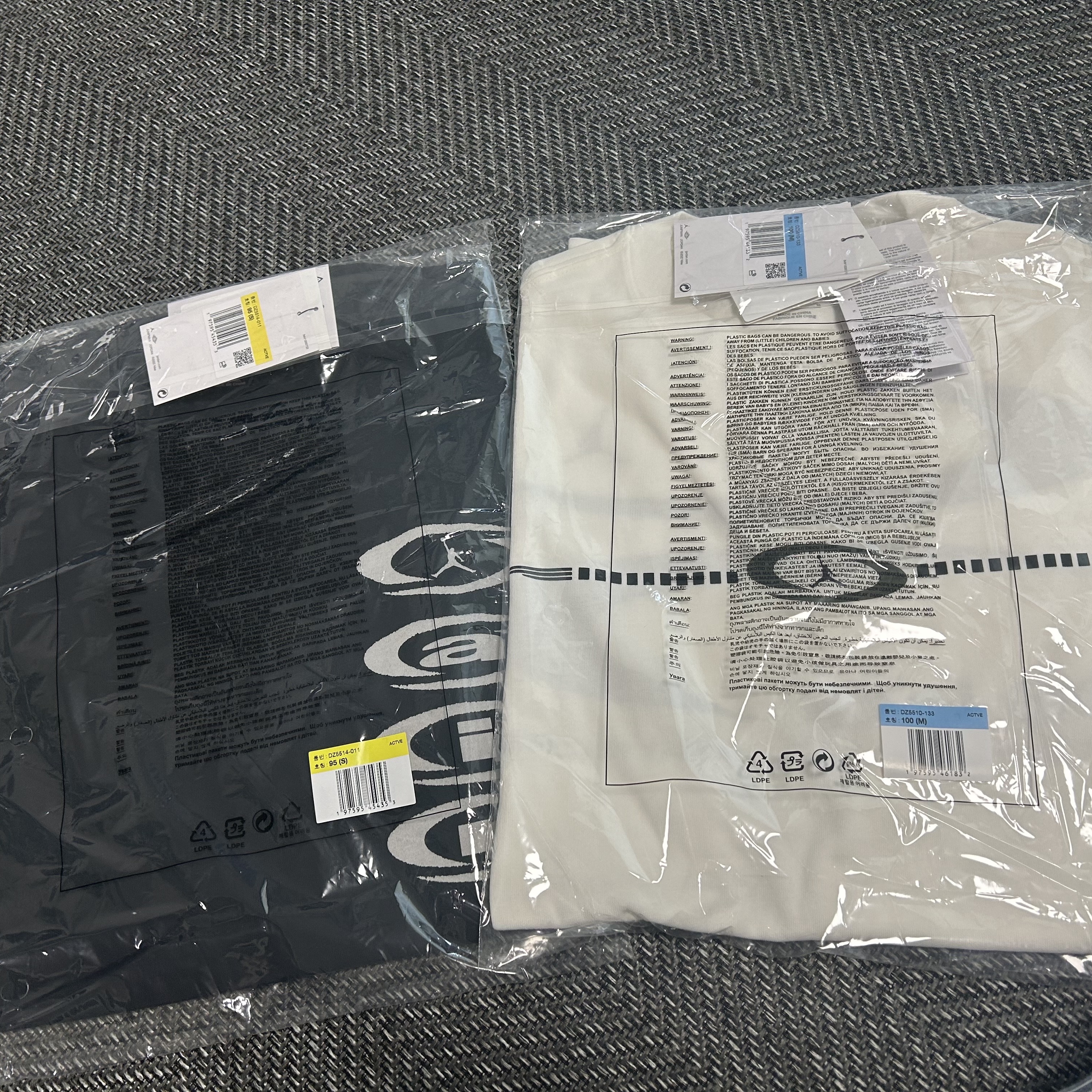 Jordan x Travis Scott T-Shirts Black (DZ5514-011), Jordan x Travis Scott T-Shirts Sail (DZ5510-133) 착용 스타일
