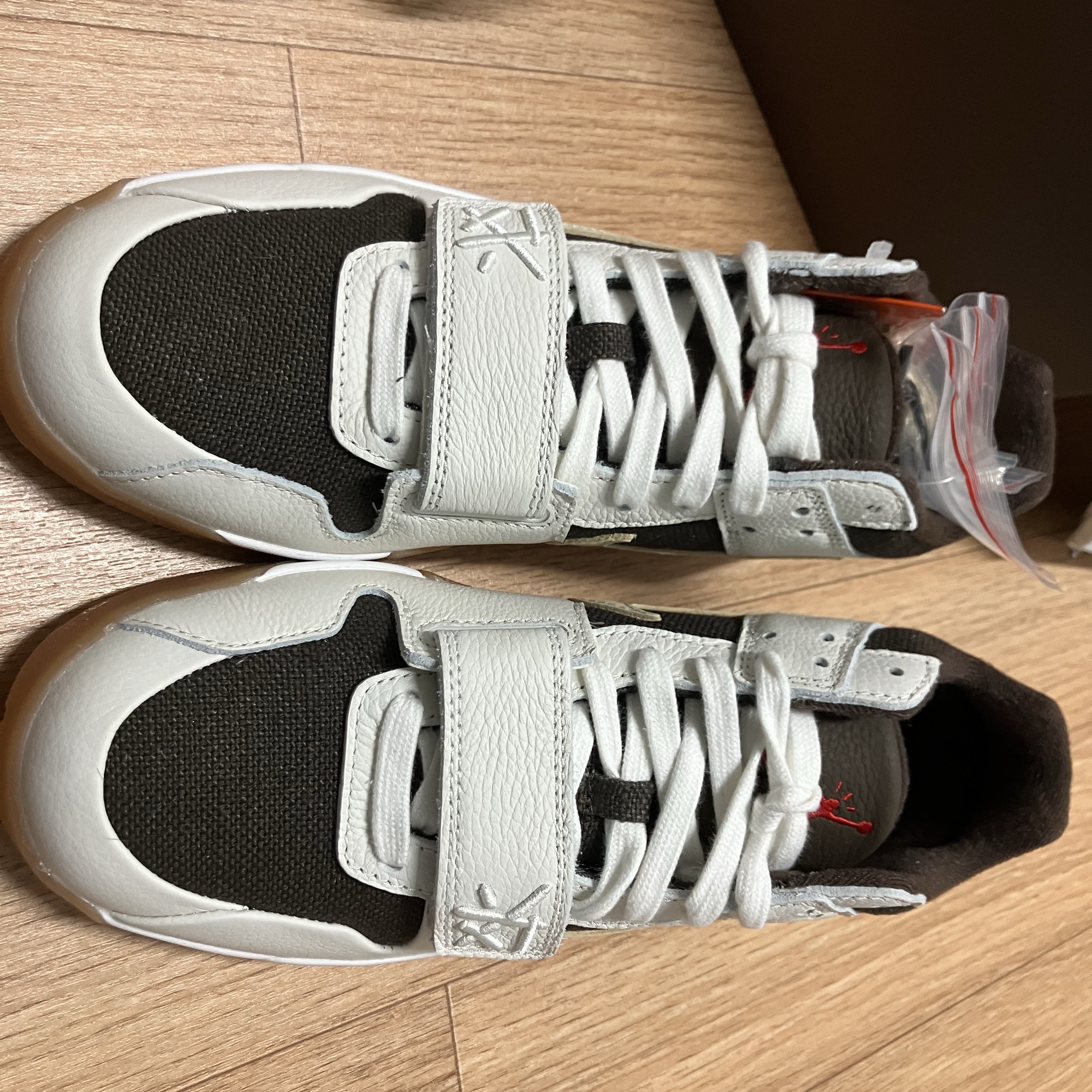 Jordan x Travis Scott Jumpman Jack TR Sail and Dark Mocha 착용 스타일 - 7