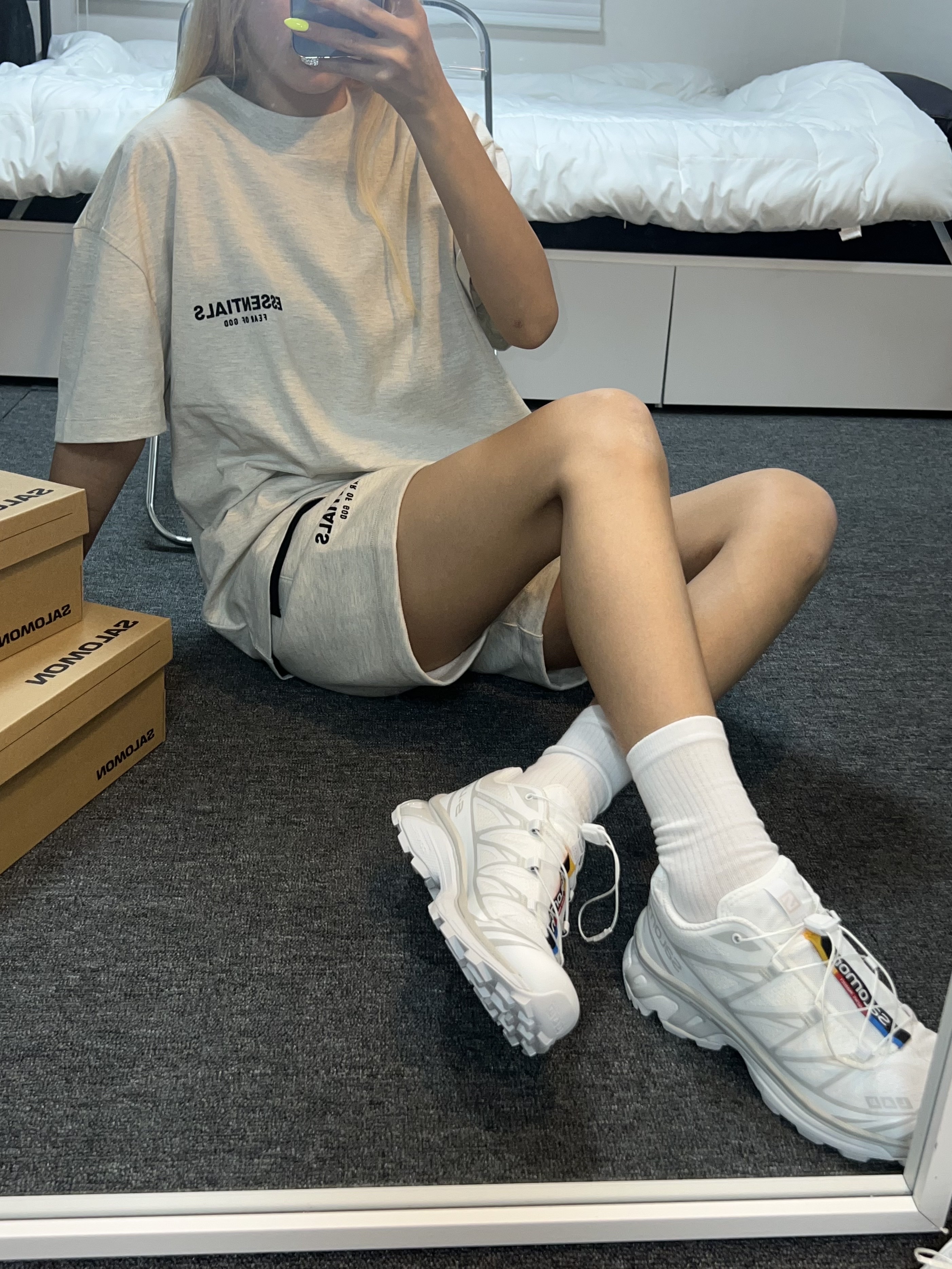 Essentials The Core Collection T-Shirt Light Oatmeal, Essentials The Core Collection Sweatshorts Light Oatmeal 착용 스타일 - 1