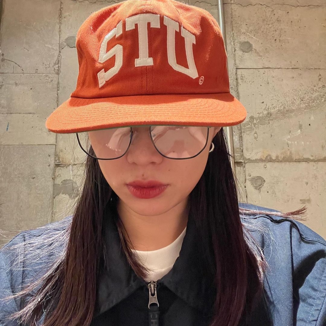 Stussy Stu Arch Strapback Cap Dark Orange 착용 스타일