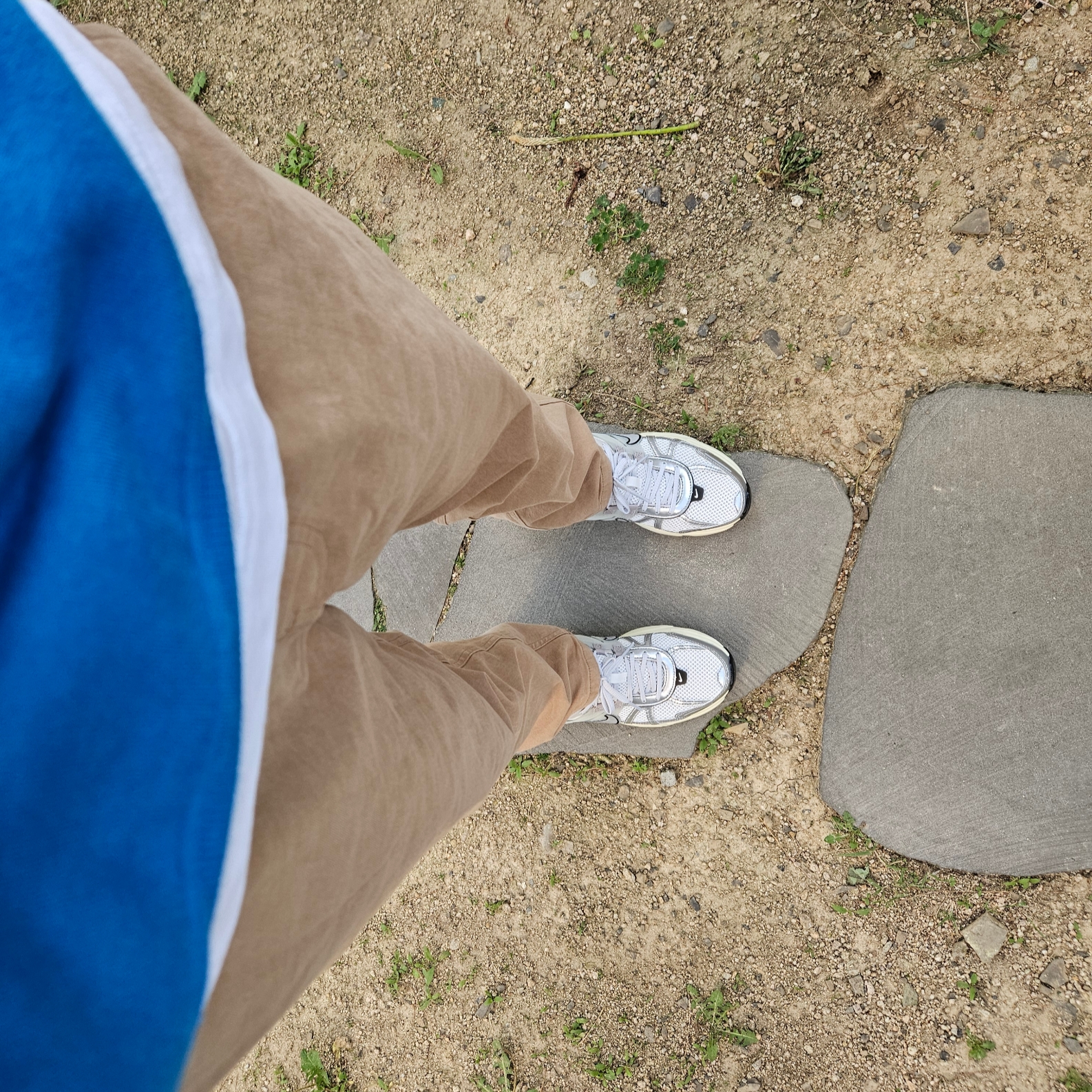 Nike V2K Run Summit White Metallic Silver 착용 스타일