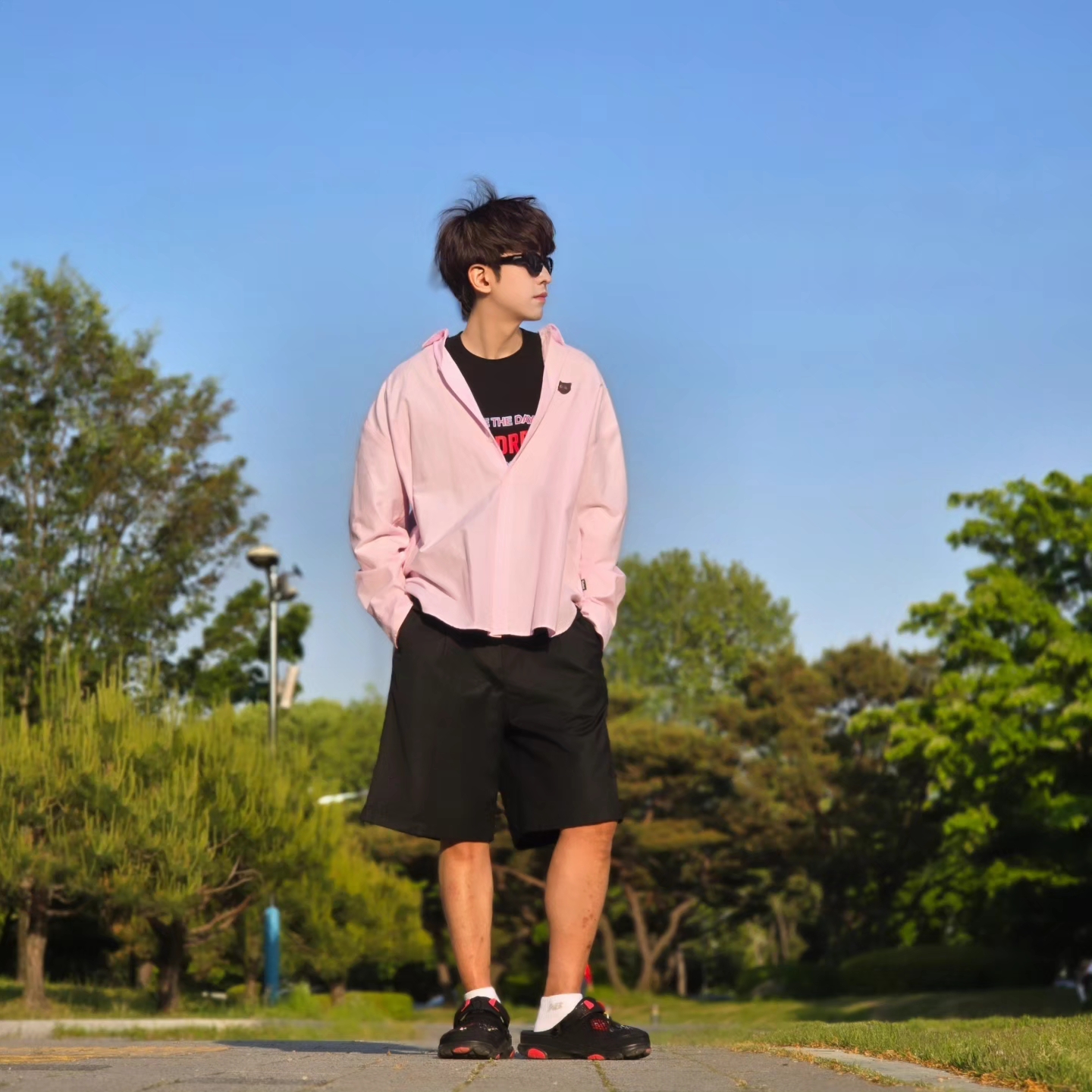 Crocs x Staple Classic All Terrain Clog Black, Millo Archive Minimalist Bermuda Half Pants Pine Green 착용 스타일 - 7