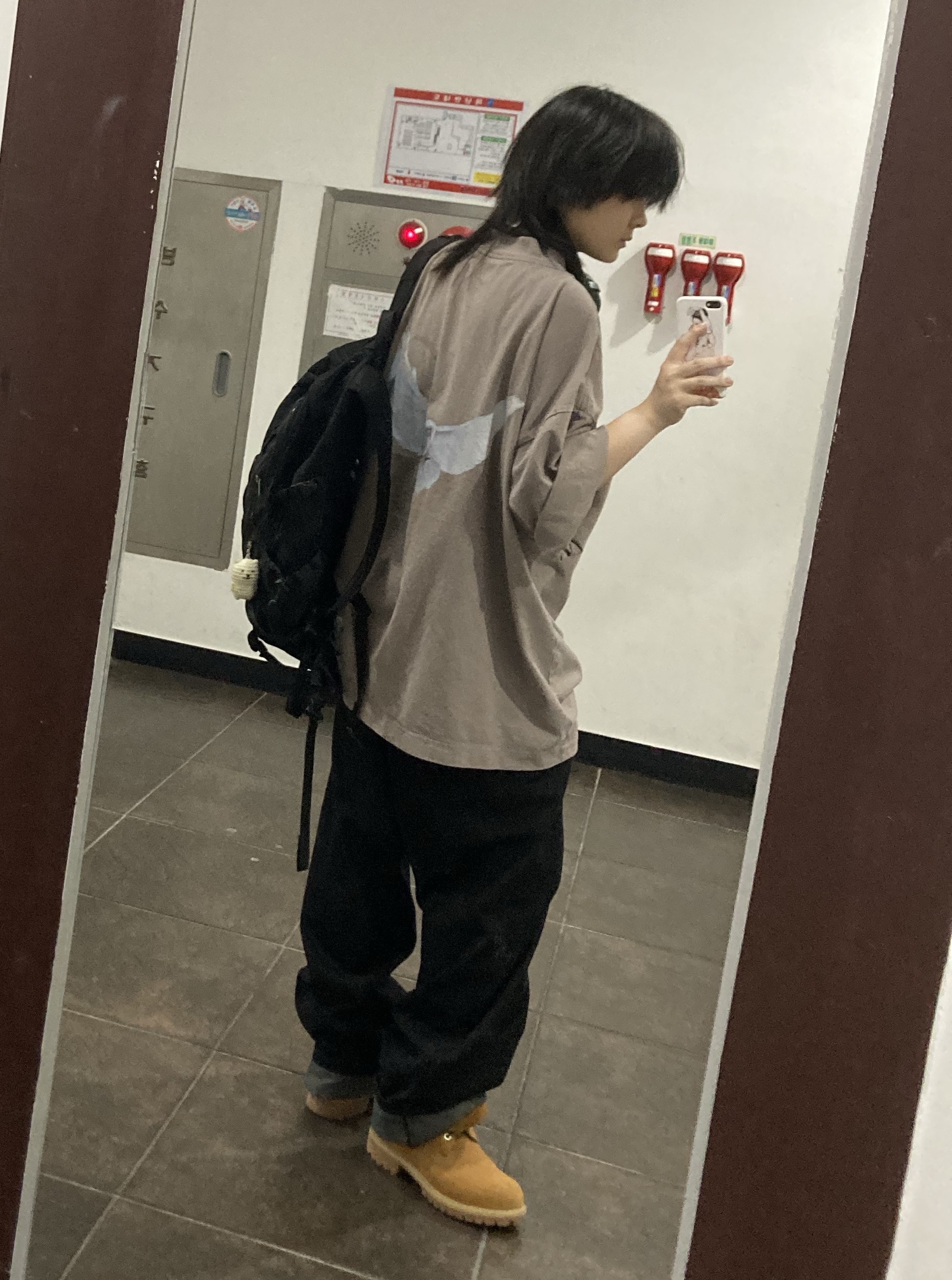 Yeezy Gap Engineered By Balenciaga Dove 3/4 Sleeve T-Shirt Beige, Timberland Premium 6 inch Waterproof Boot Wheat Nubuck - Wide 착용 스타일 - 1