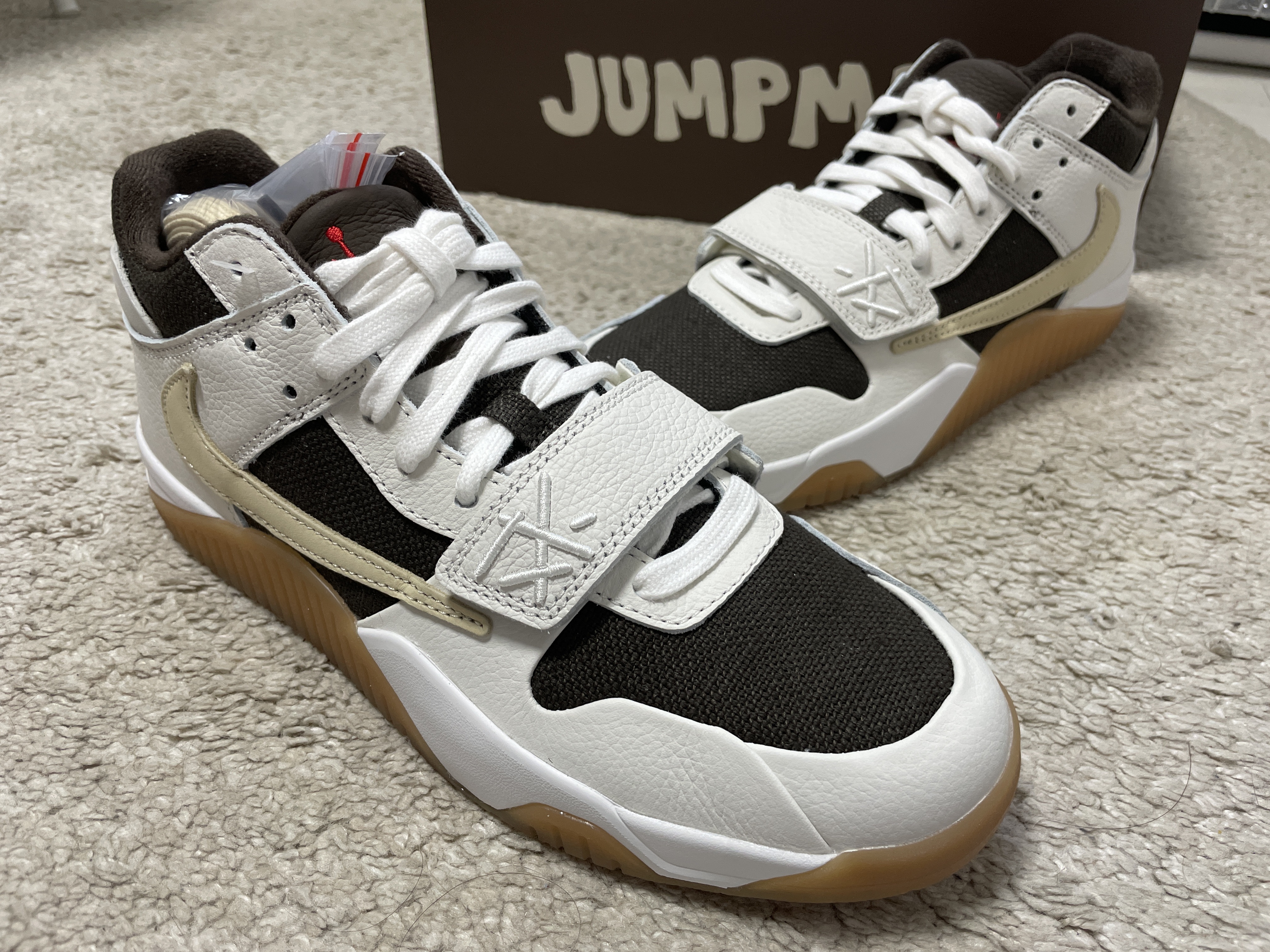 Jordan x Travis Scott Jumpman Jack TR Sail and Dark Mocha 착용 스타일 - 2