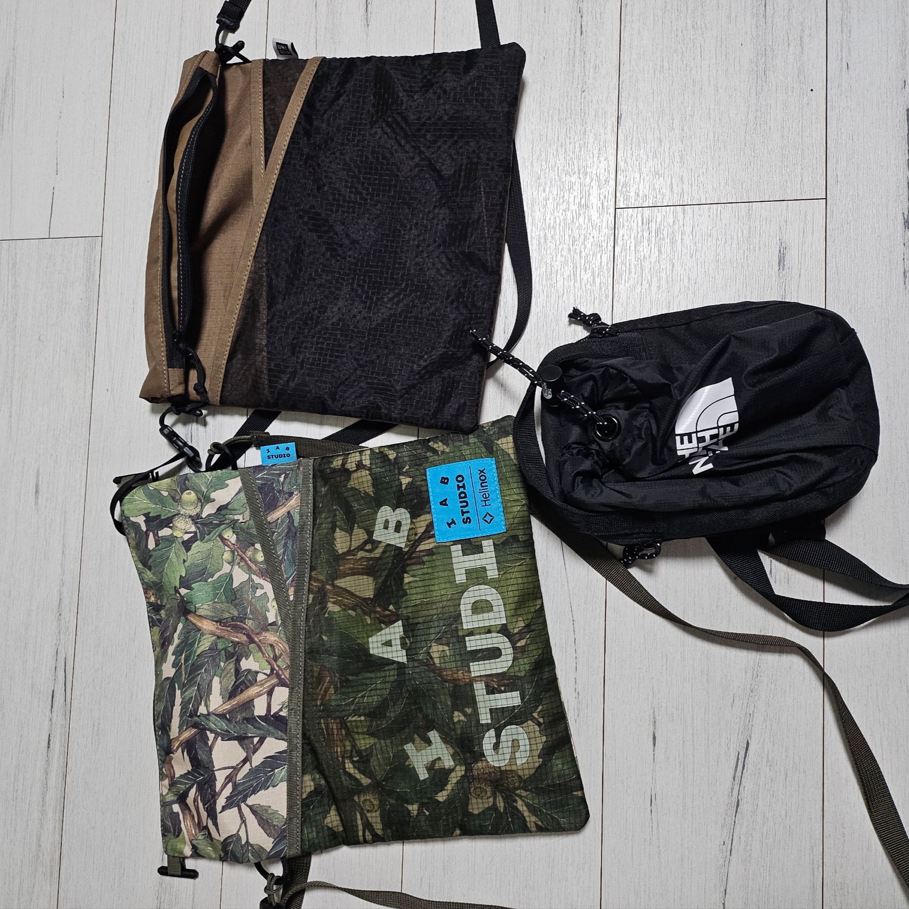 Helinox x IAB Studio Sacoche Standard #1 Bukhansan, Helinox x Uniqlo Sacoche Black Tan 착용 스타일