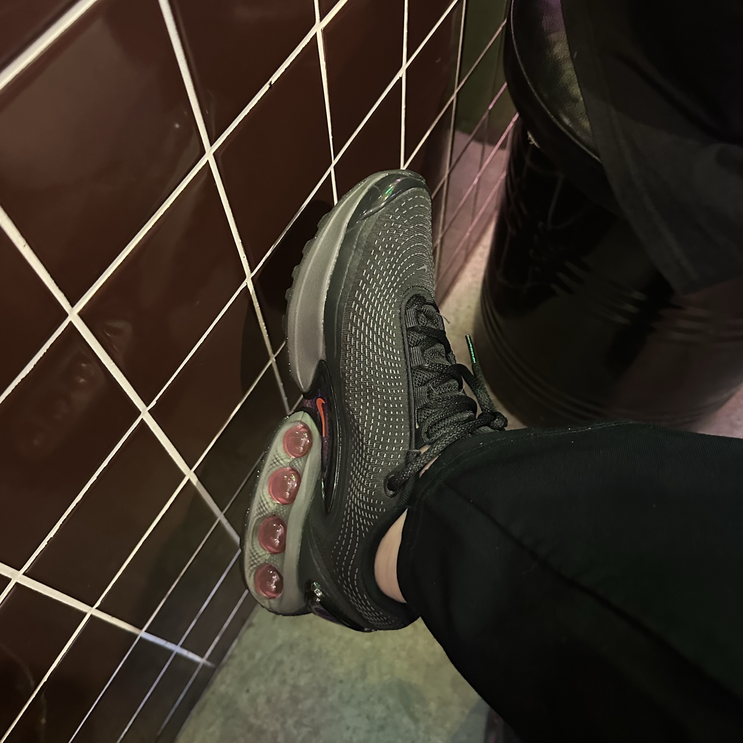 (W) Nike Air Max Dn Black Light Crimson 착용 스타일
