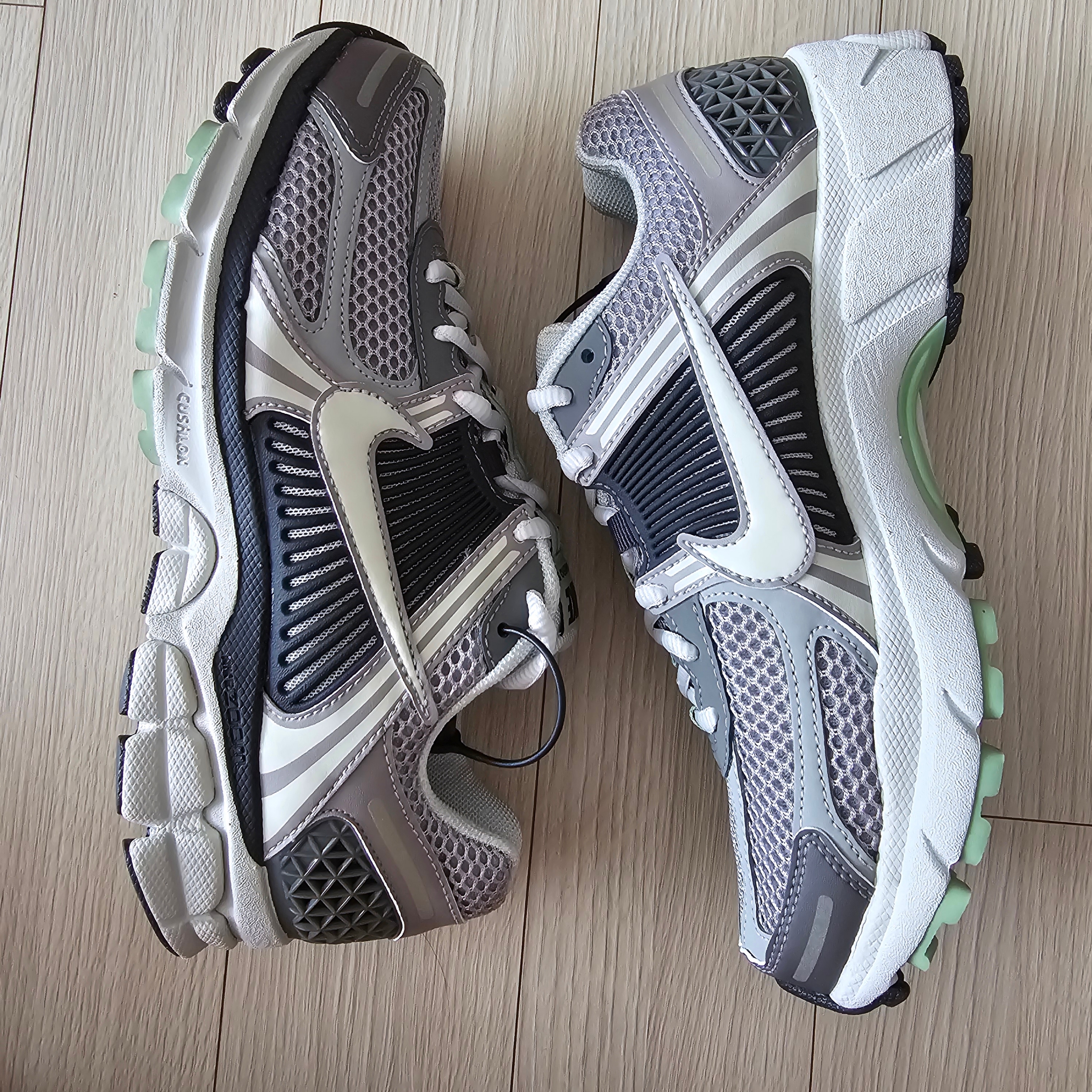 (W) Nike Zoom Vomero 5 Cobblestone and Flat Pewter 착용 스타일 - 5