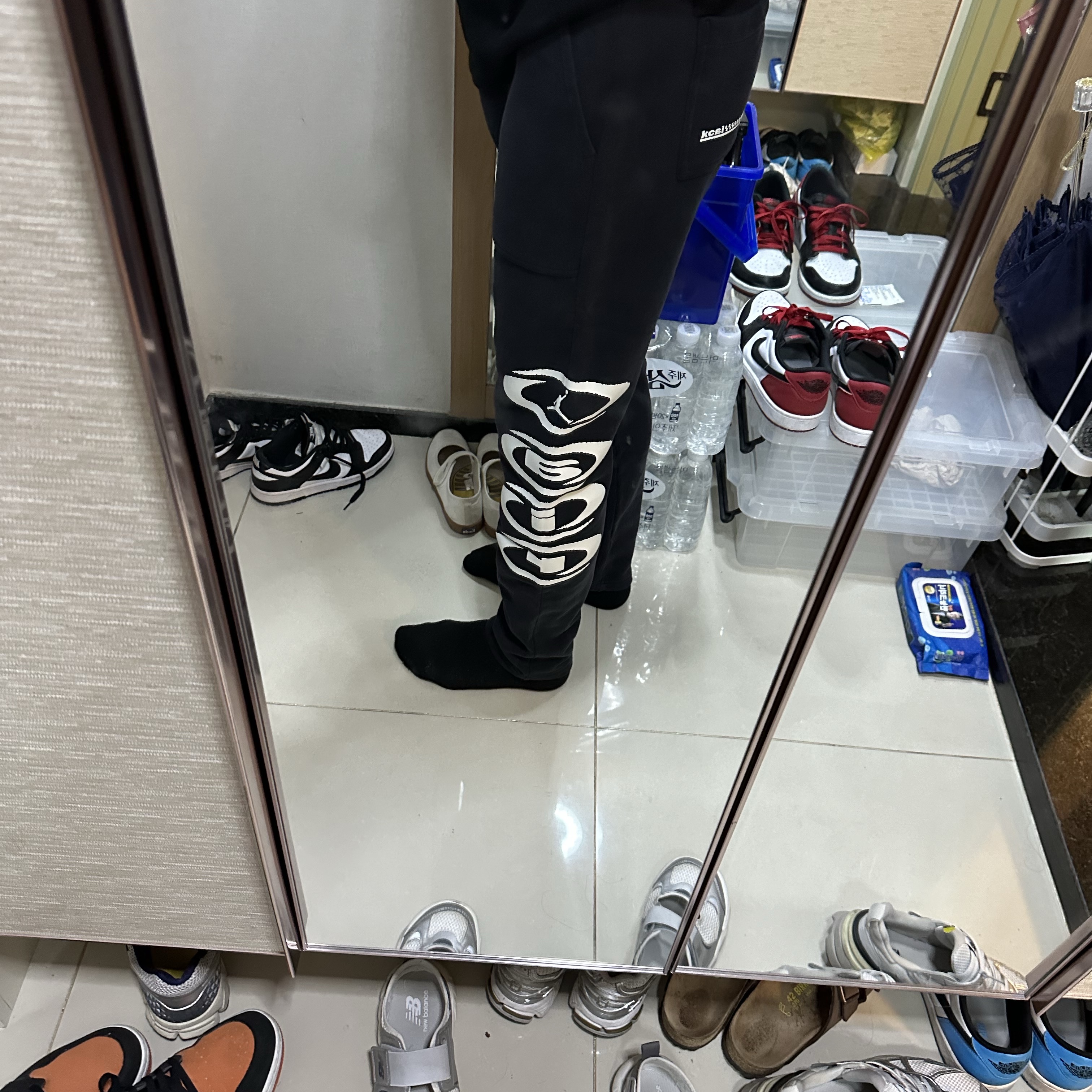 Jordan x Travis Scott Fleece Pants Black (DZ5508-045) 착용 스타일 - 3