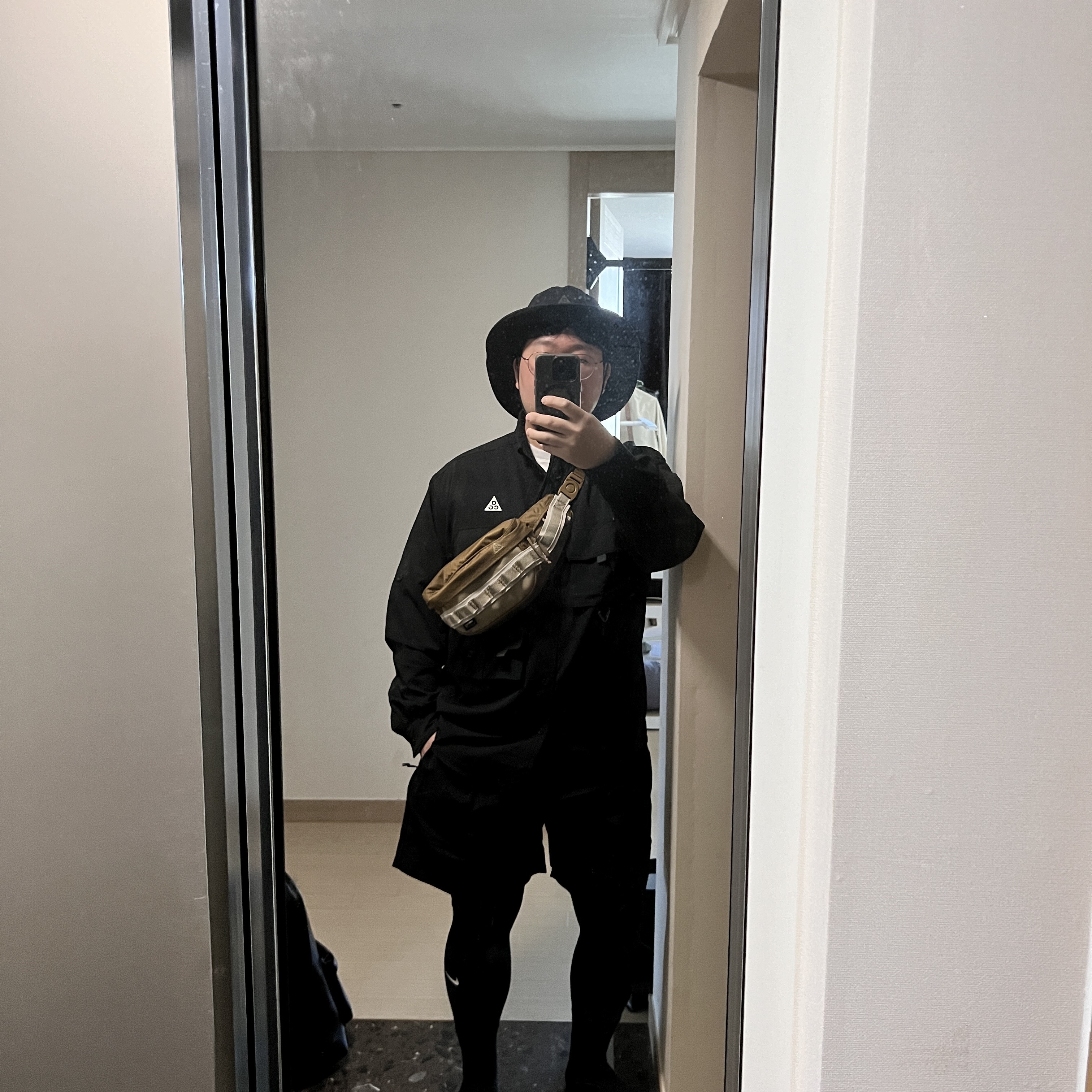 Nike NRG ACG Storm-Fit Bucket Hat Black, Nike NRG ACG Trail Shorts Black Dark Smoke Grey - Asia 착용 스타일