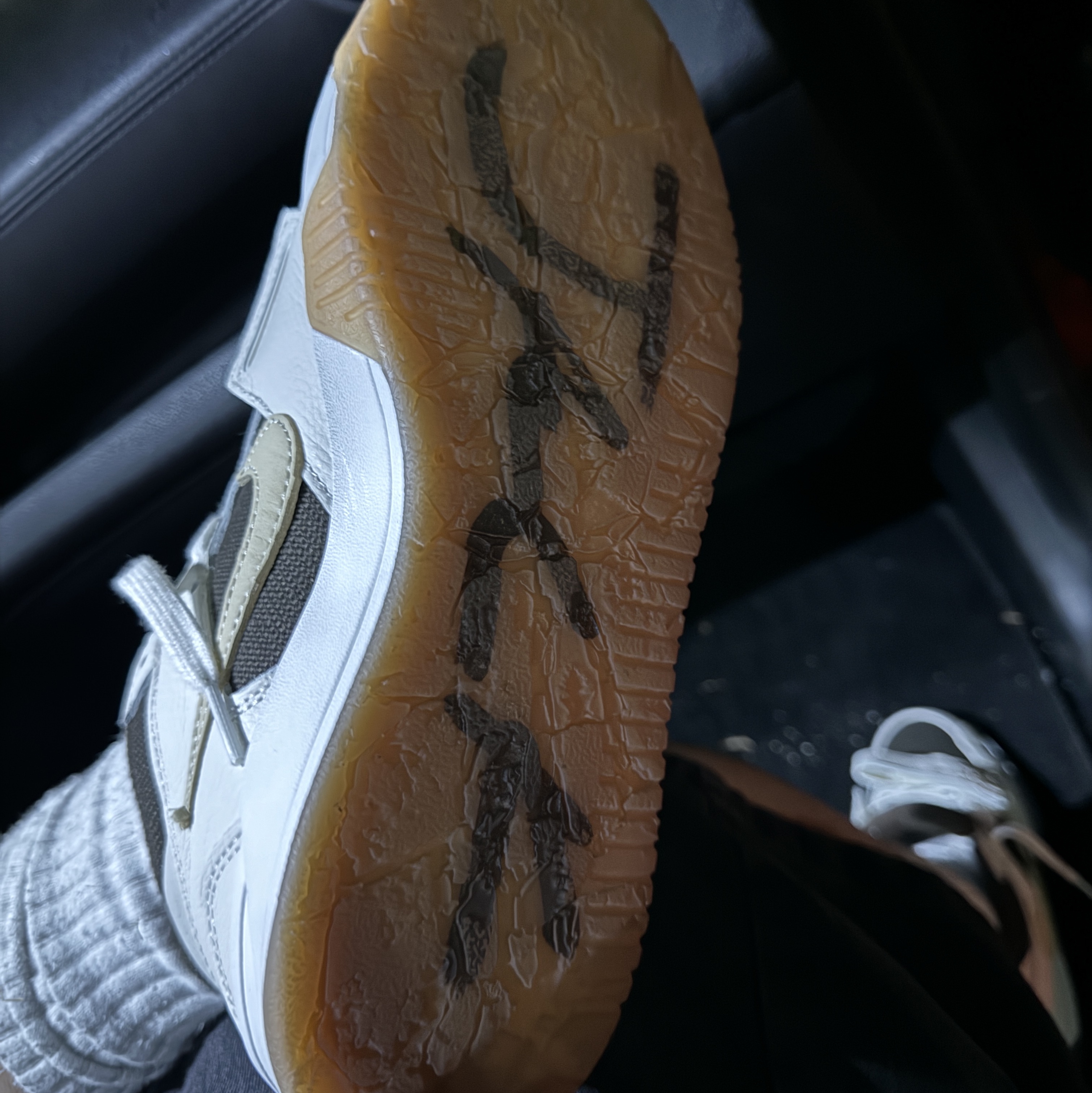 Jordan x Travis Scott Jumpman Jack TR Sail and Dark Mocha, Yeezy Gap Engineered By Balenciaga Dove Hoodie Black 착용 스타일 - 3