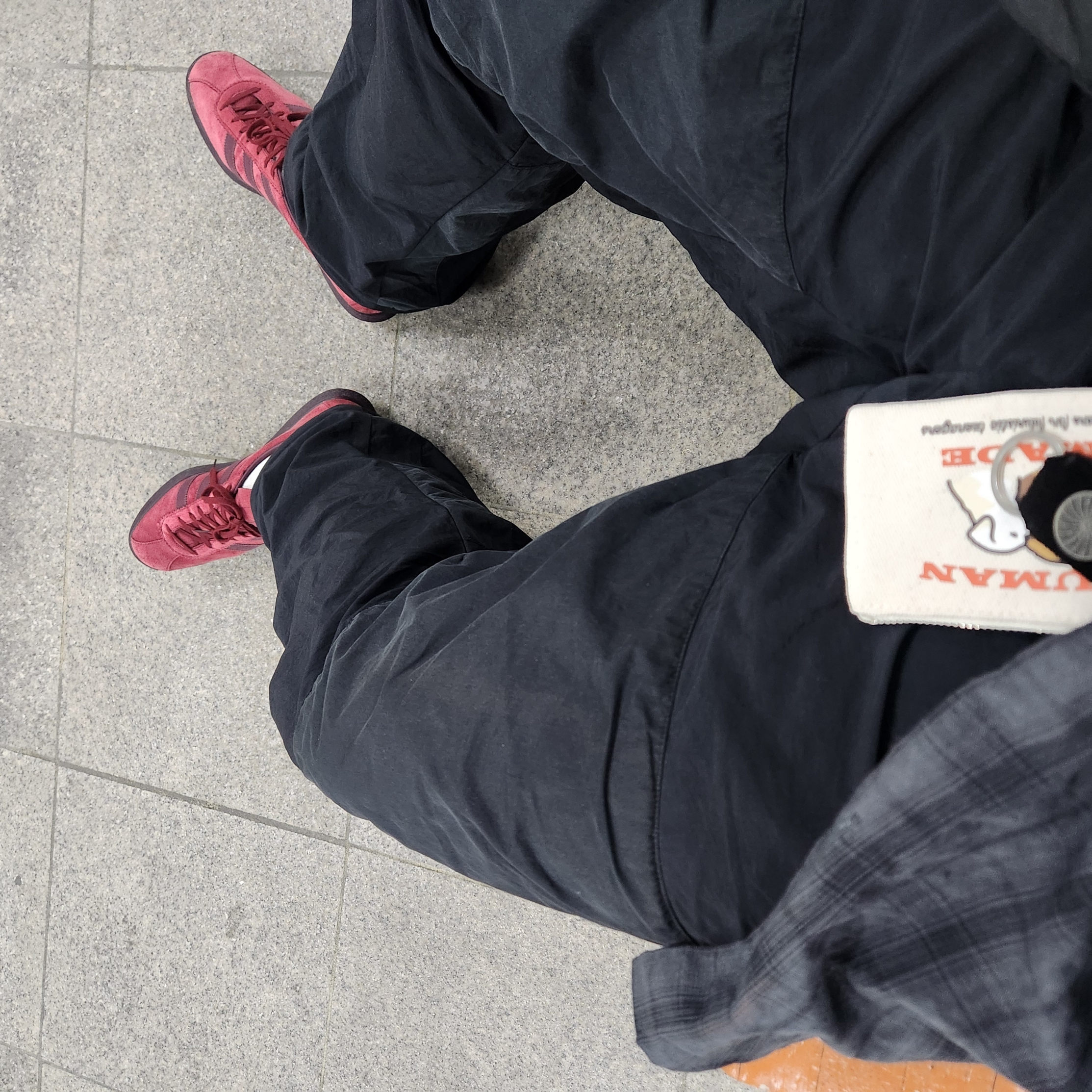 Human Made Card Case White, Adidas Tobacco Gruen Collegiate Burgundy 착용 스타일