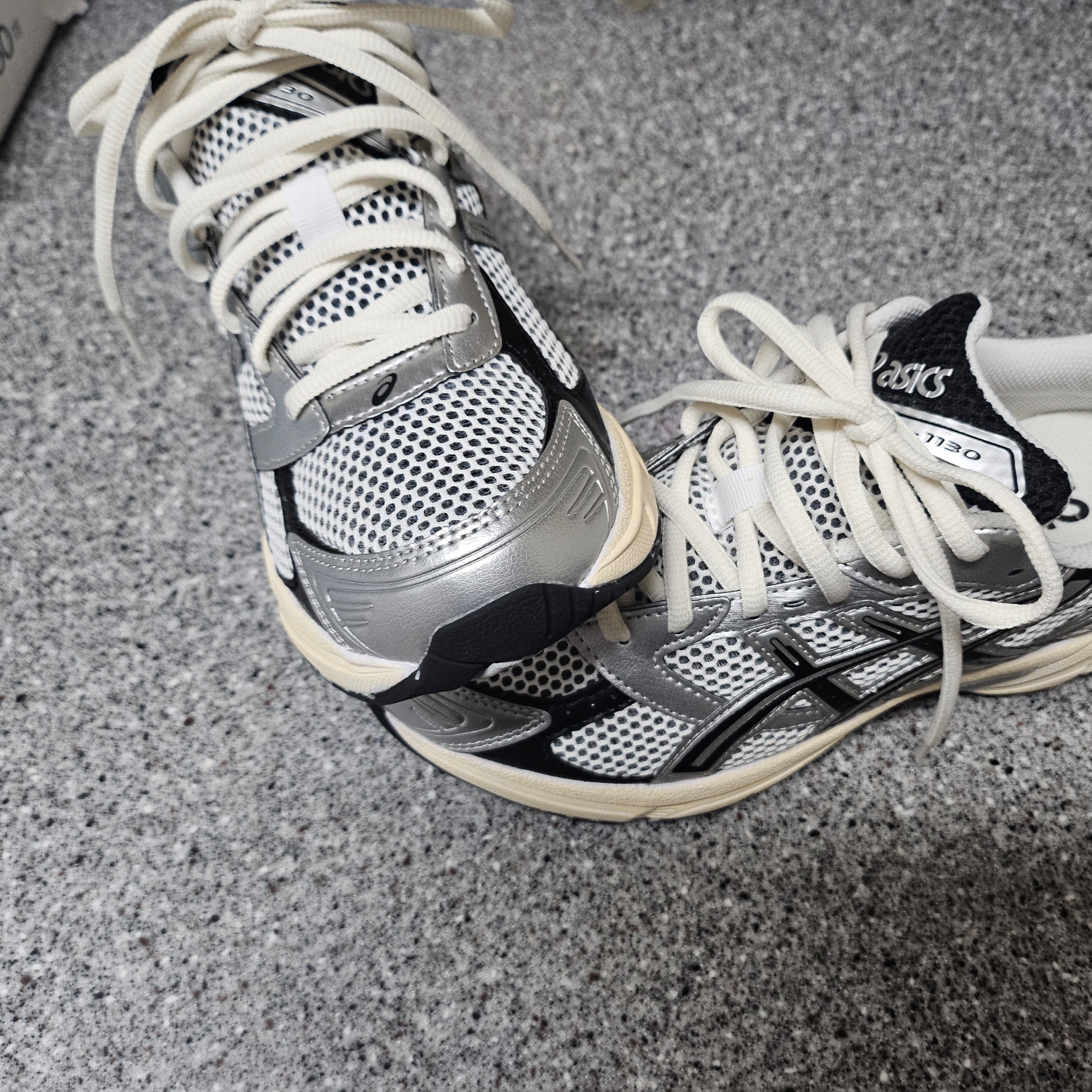 Asics Gel-1130 White Black 착용 스타일 - 3