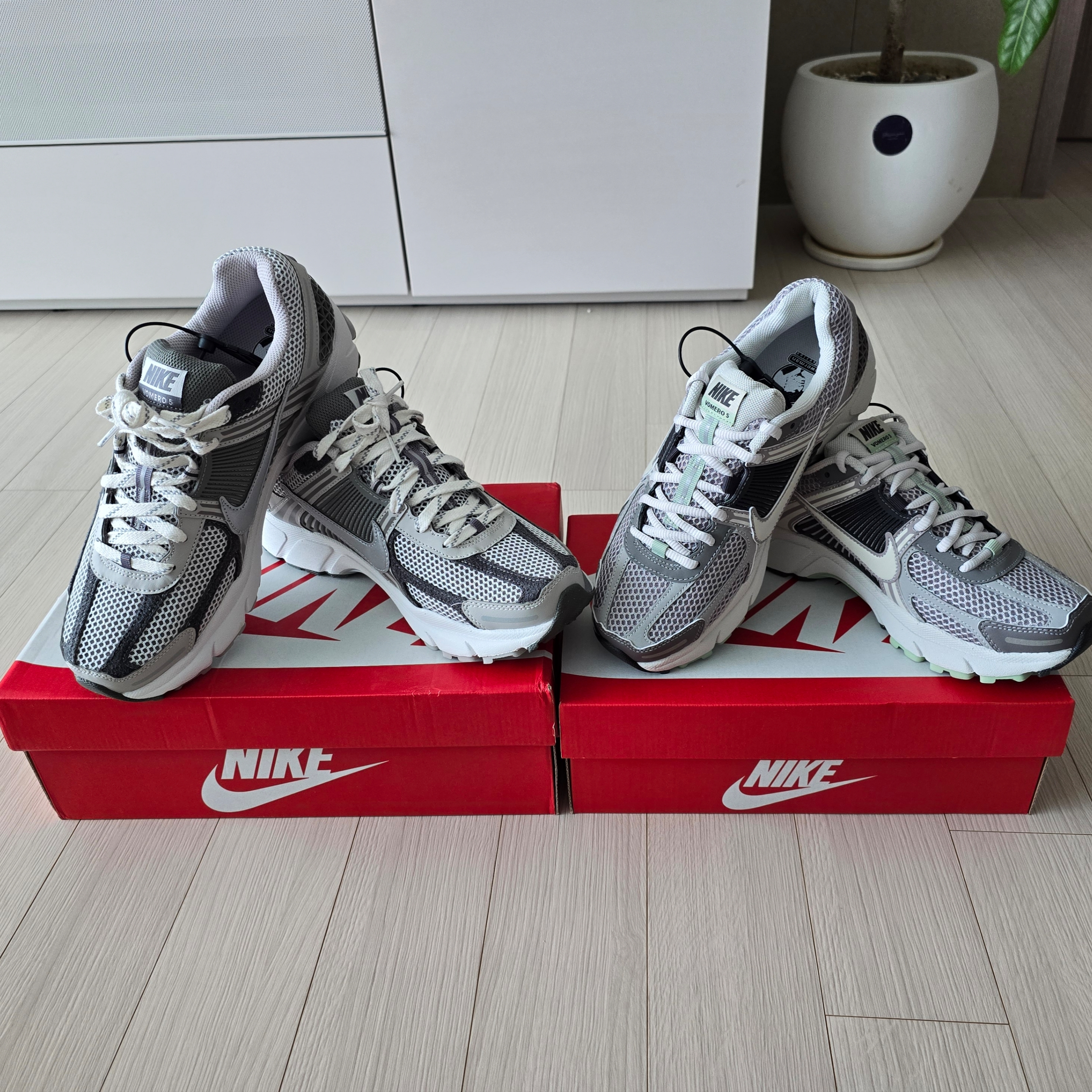 (W) Nike Zoom Vomero 5 Cobblestone and Flat Pewter, Nike Zoom Vomero 5 PRM Light Iron Ore and Flat Fewter 착용 스타일 - 1
