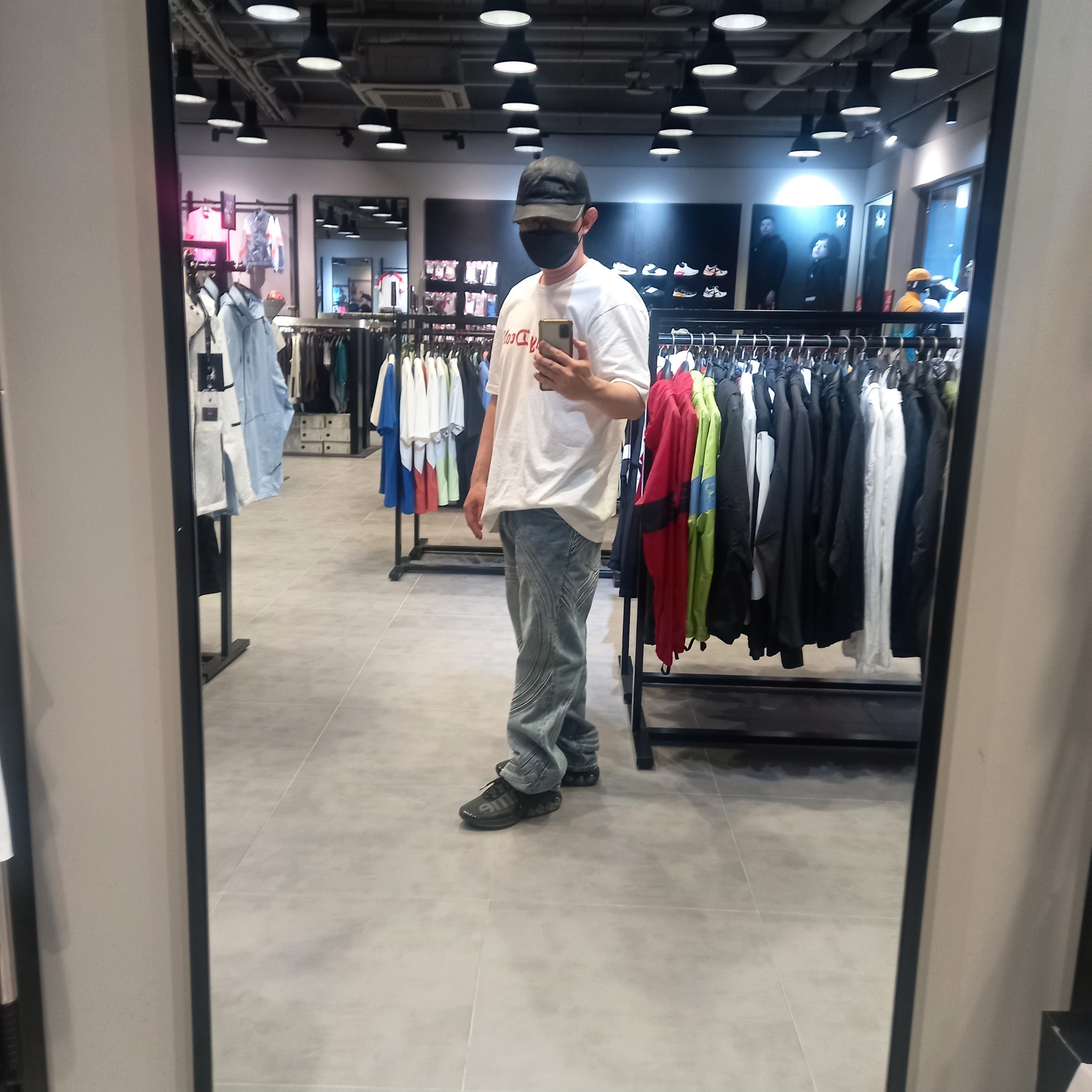 Supreme x MM6 Maison Margiela Painted Camp Cap Black - 24SS, Supreme Play Dead T-Shirt White - 22FW 착용 스타일 - 1