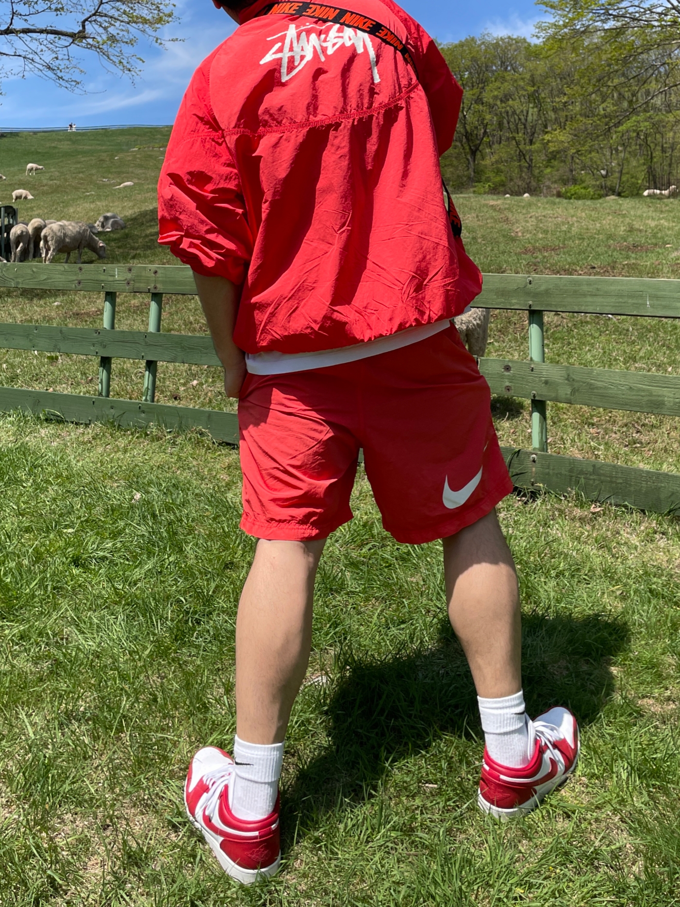 Nike x Stussy Windrunner Jacket Habanero Red, Nike x Stussy Water Shorts Habanero Red 착용 스타일 - 1