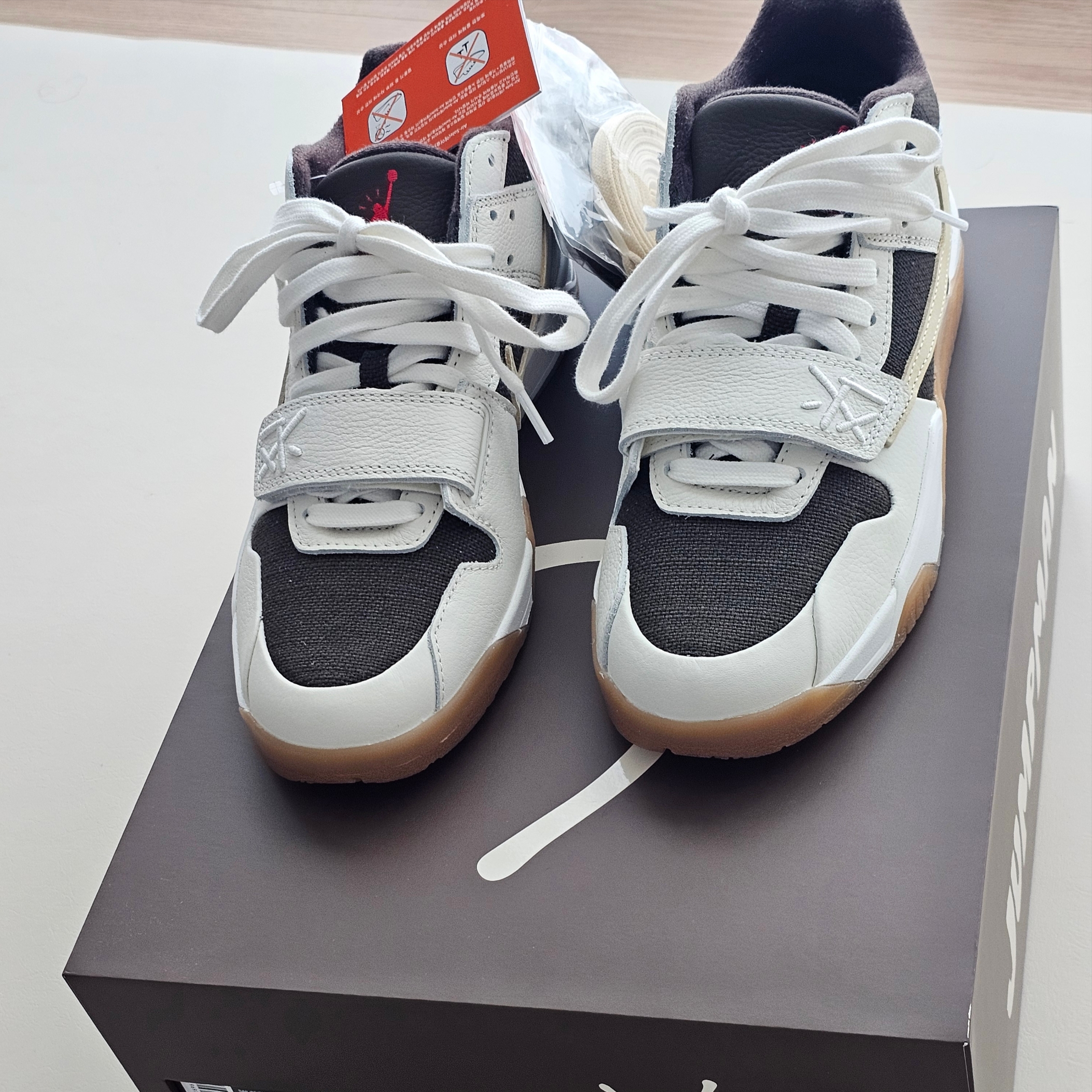 Jordan x Travis Scott Jumpman Jack TR Sail and Dark Mocha 착용 스타일 - 2