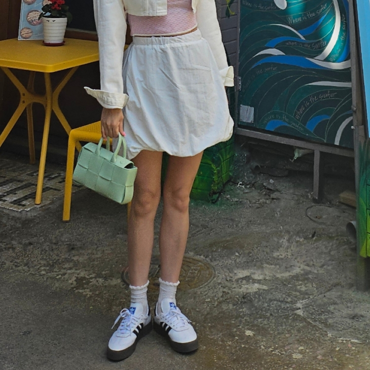 (W) Adidas Sambarose White Black Gum, Bottega Veneta Mini East-West Arco Tote Bag Black 착용 스타일 - 2