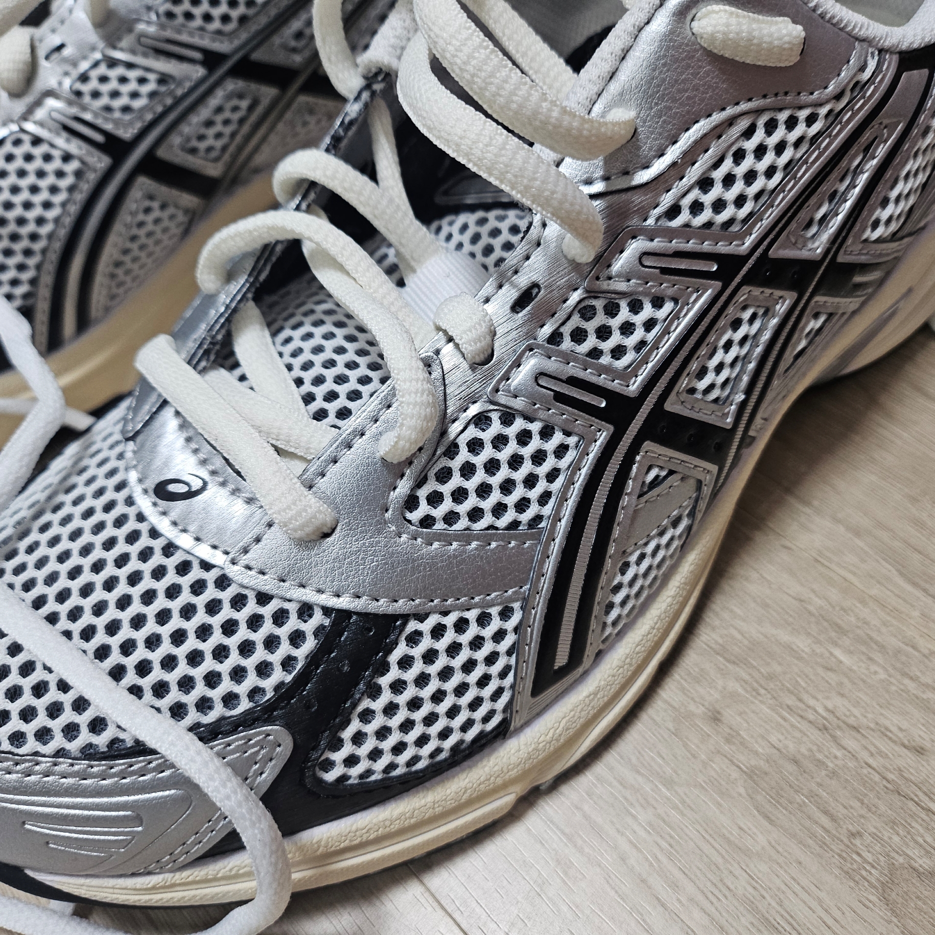 Asics Gel-1130 White Black 착용 스타일 - 2