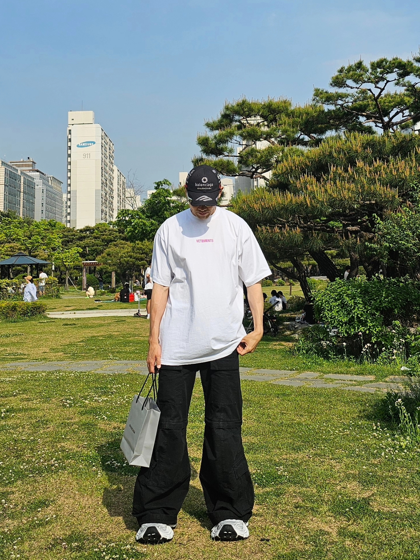 Balenciaga Top League Cap White, Balenciaga Flared Cargo Pants Black 착용 스타일 - 1