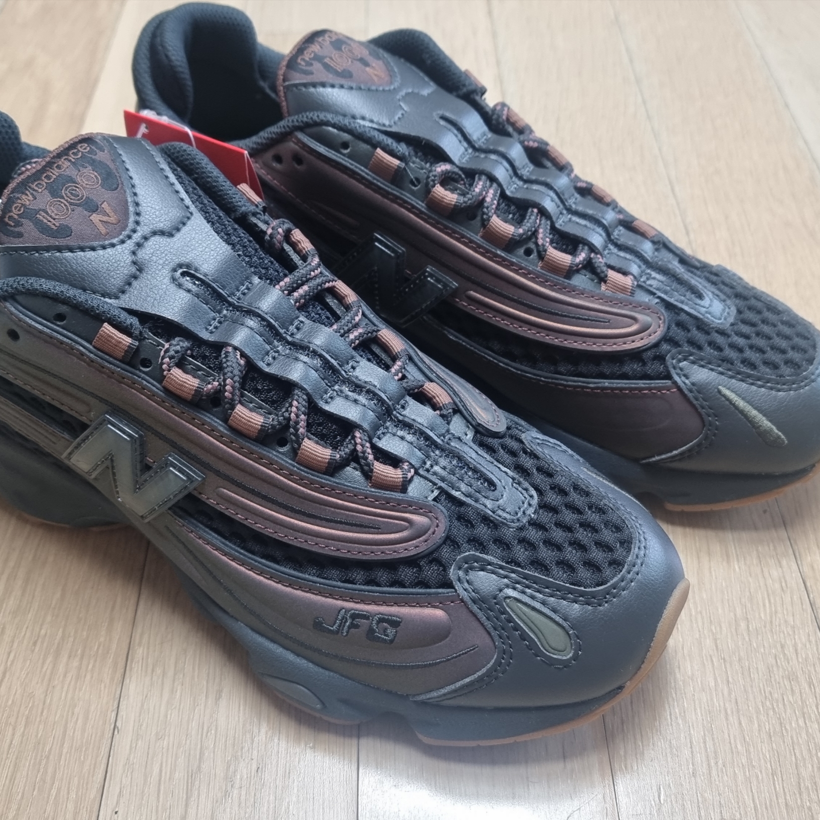 New Balance x Joe Freshgoods 1000 Pirate Black Nutmeg 착용 스타일 - 2
