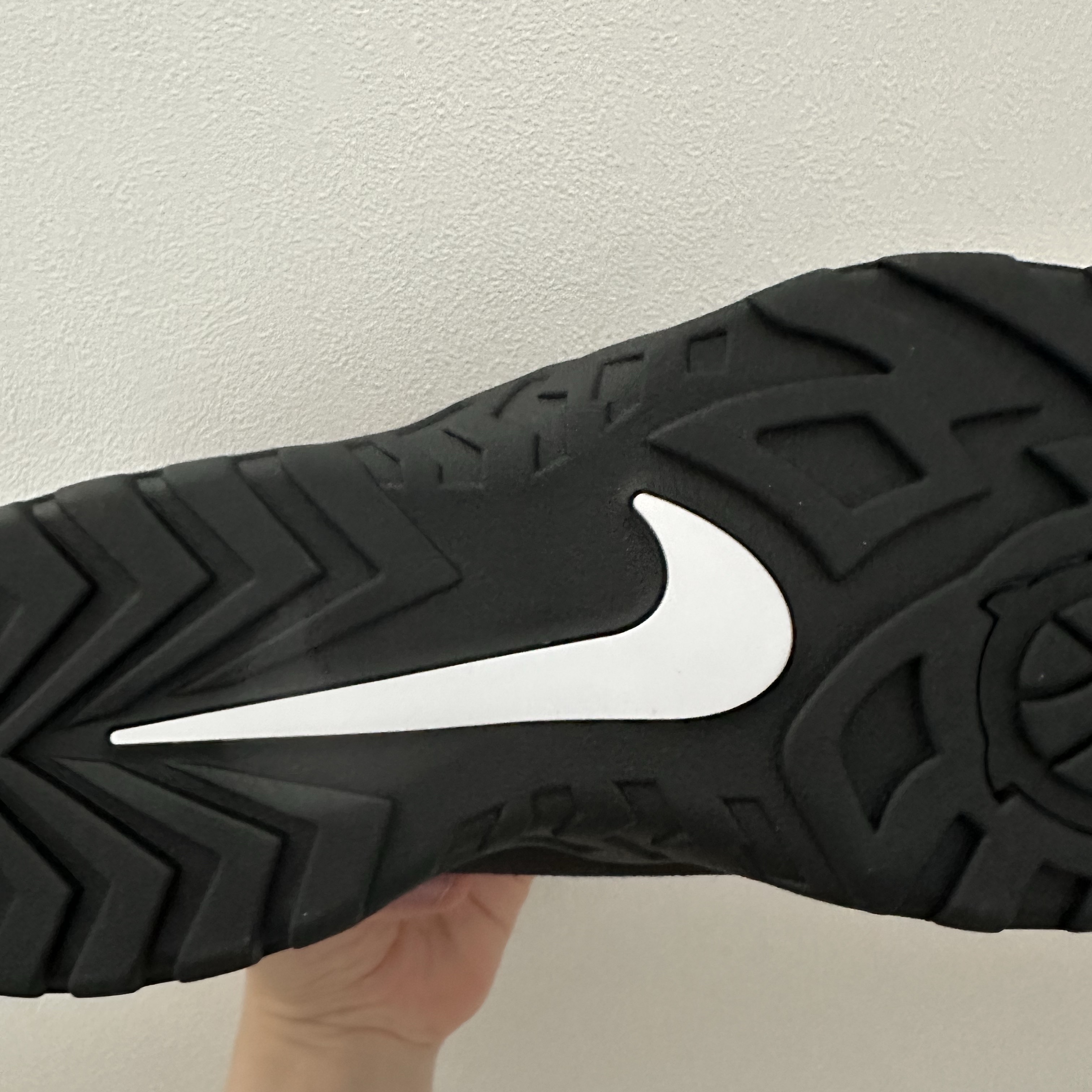 Nike x Supreme SB Darwin Low Black 착용 스타일 - 3