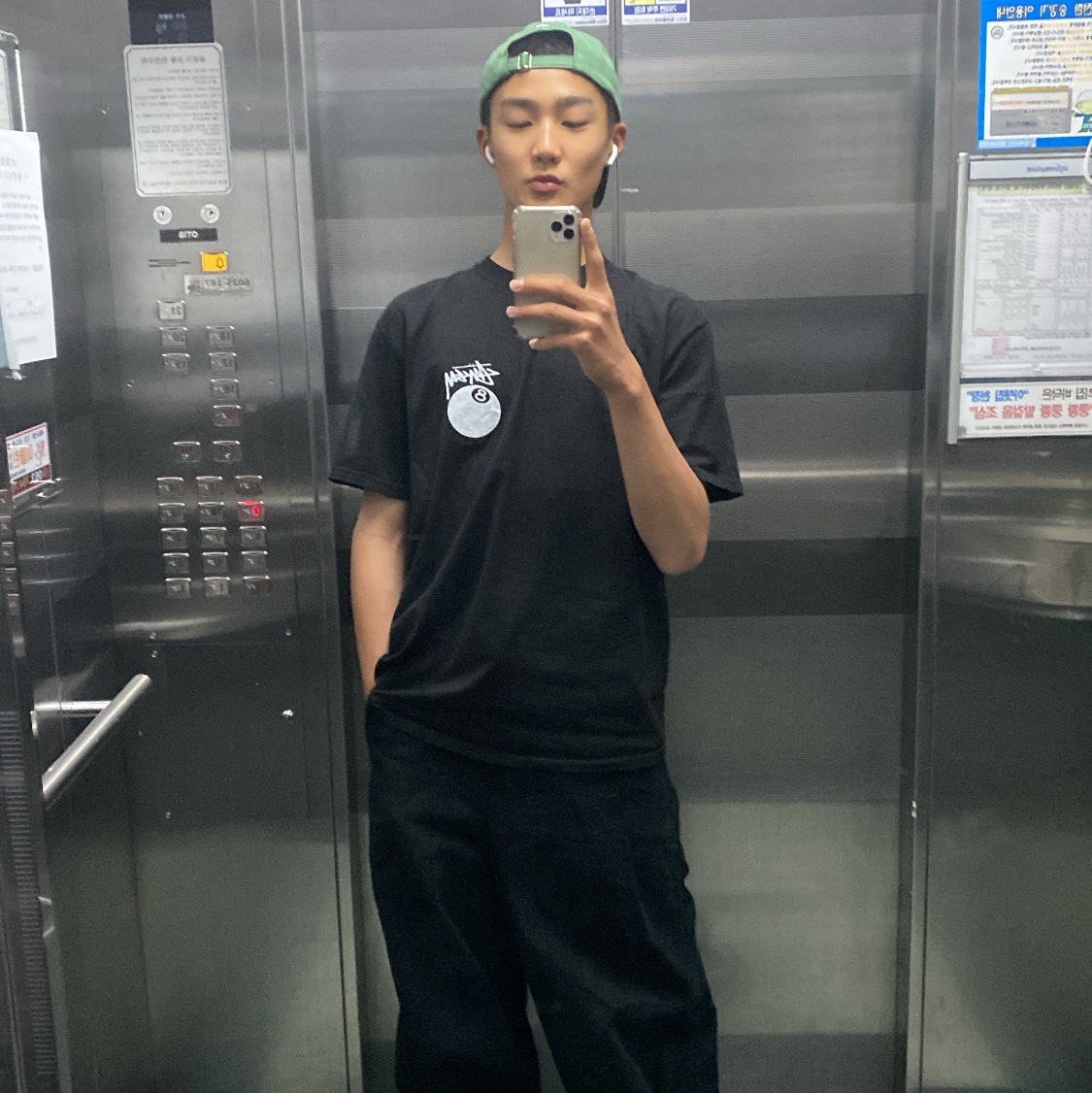 Stussy 8 Ball Pigment Dyed T-Shirt Black 착용 스타일