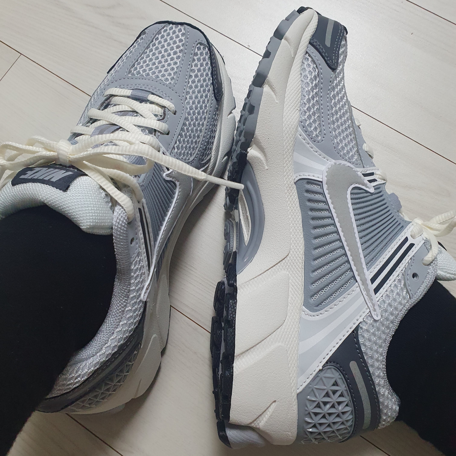 (W) Nike Zoom Vomero 5 Pure Platinum Metallic Silver 착용 스타일 - 2