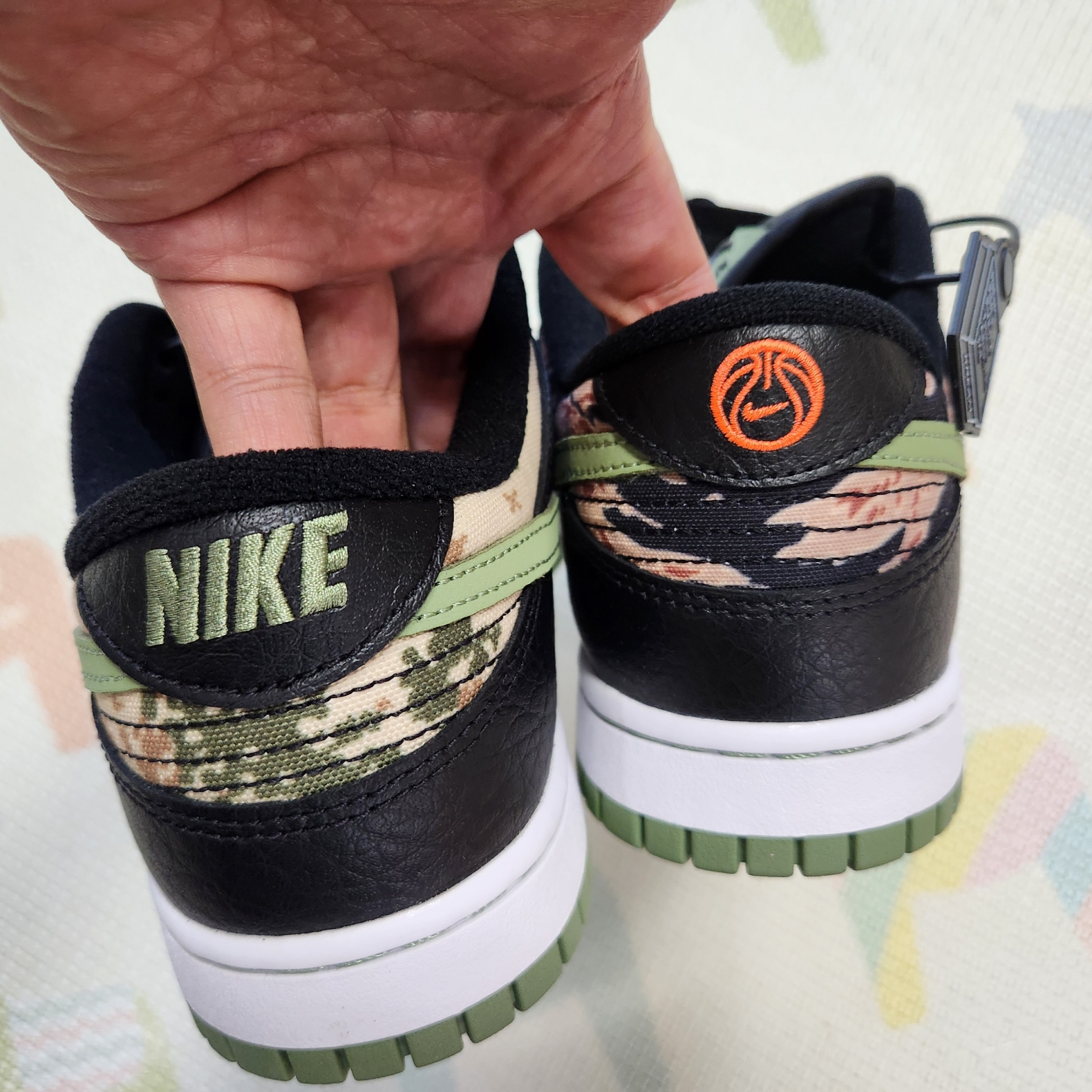 Nike Dunk Low SE Black Multi Camo 착용 스타일 - 3
