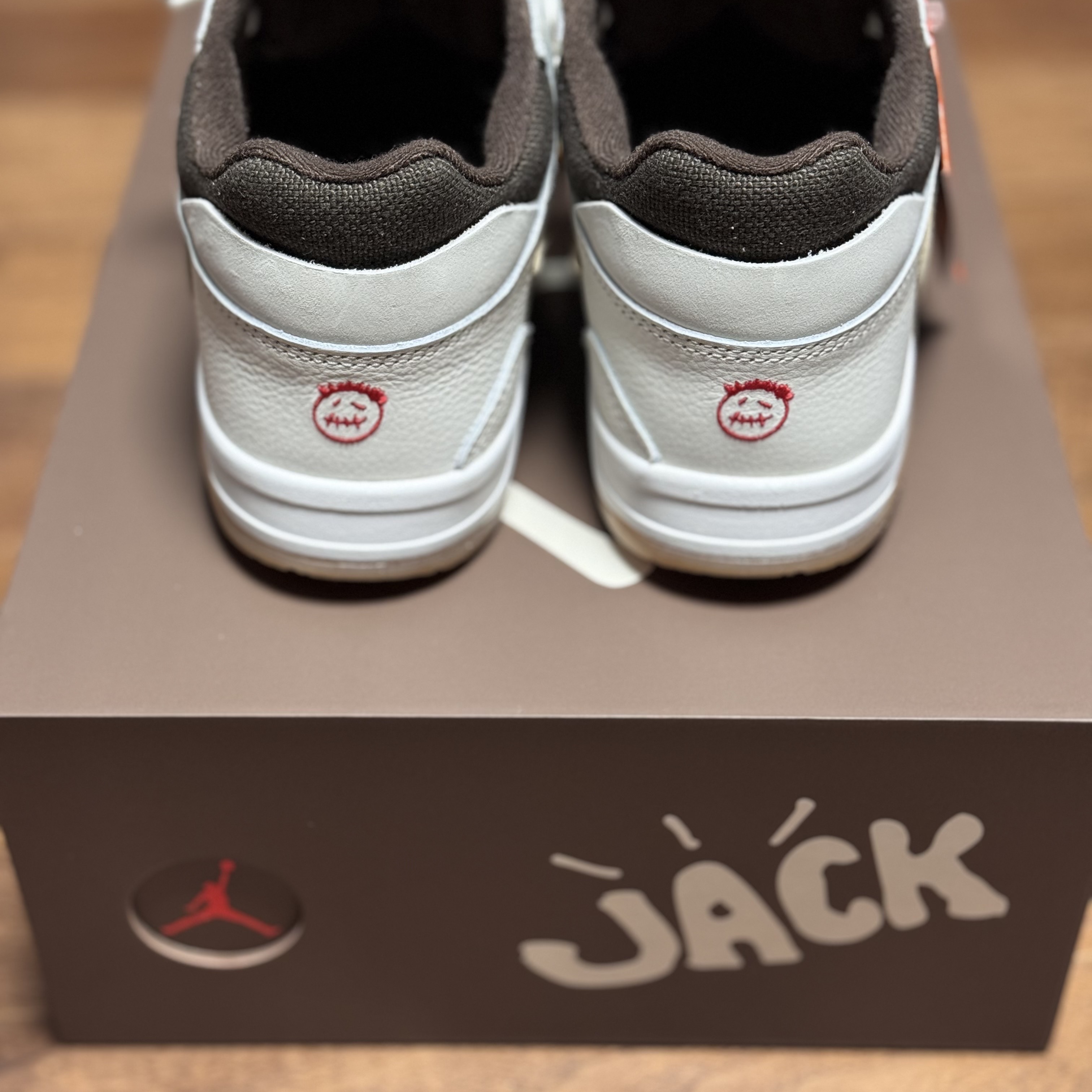 Jordan x Travis Scott Jumpman Jack TR Sail and Dark Mocha 착용 스타일 - 3
