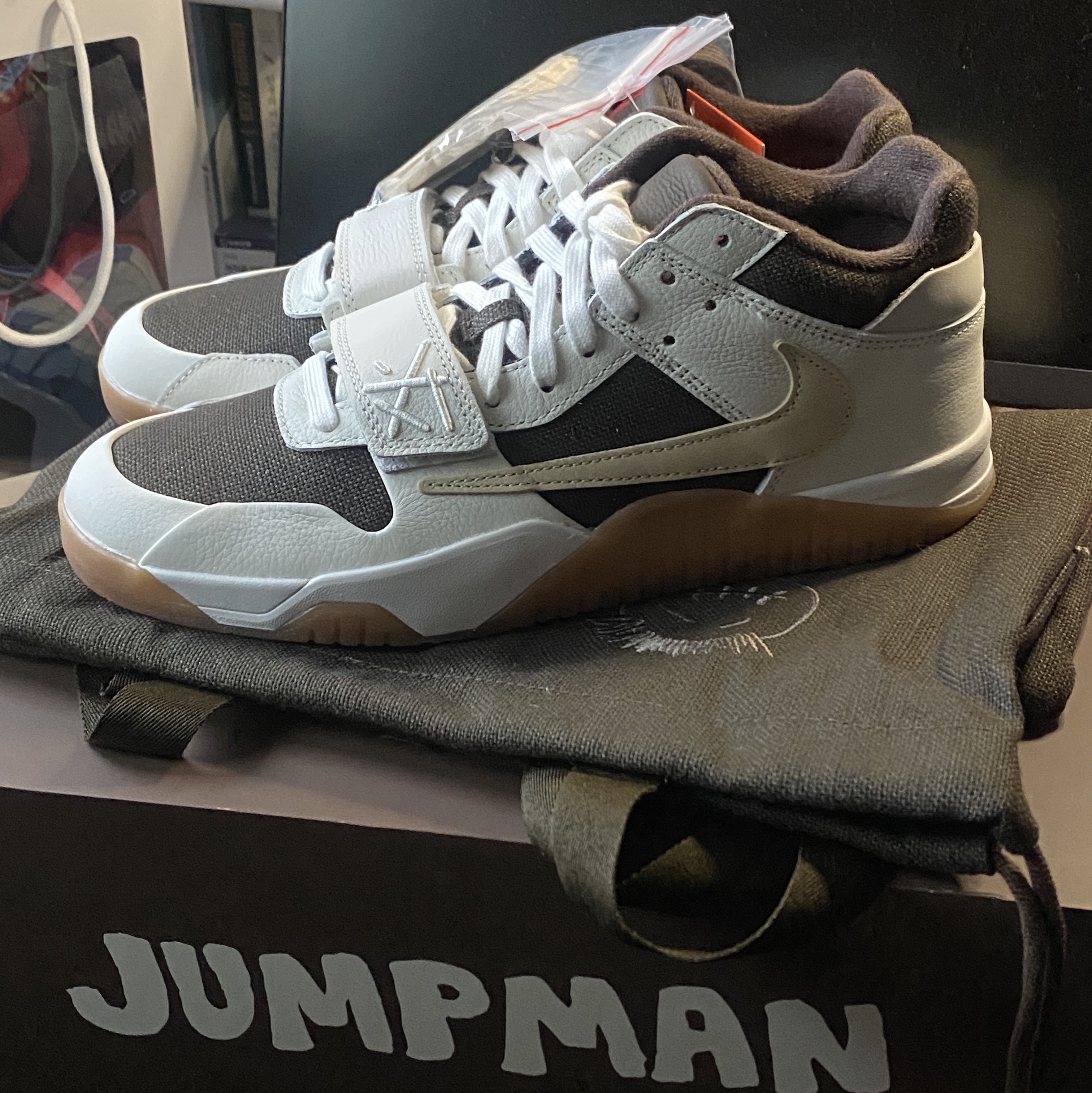 Jordan x Travis Scott Jumpman Jack TR Sail and Dark Mocha 착용 스타일 - 1