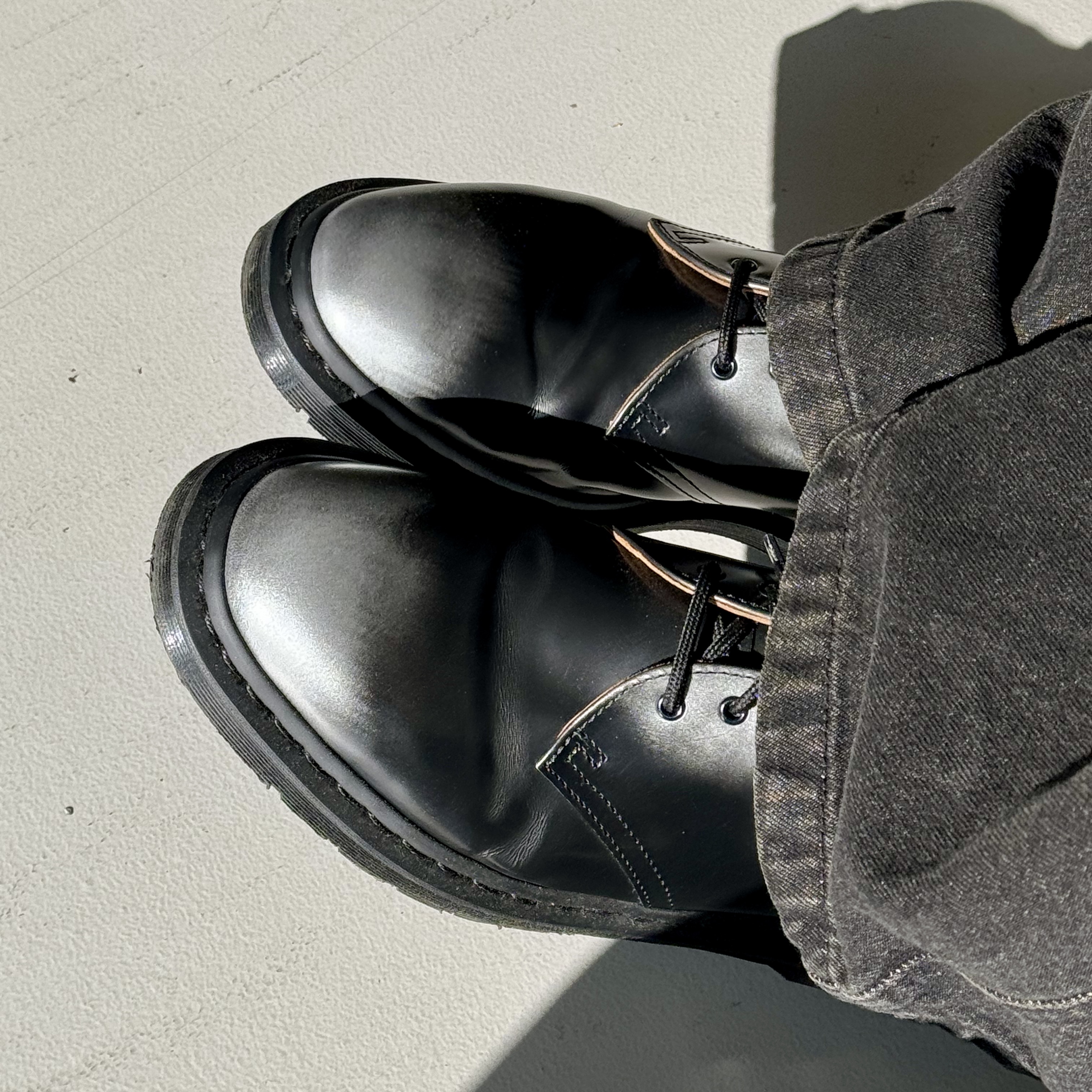 Dr. Martens x Supreme 1461 Gray Silver, Stussy New Era 9twenty Basic Trucker Brown 착용 스타일 - 1