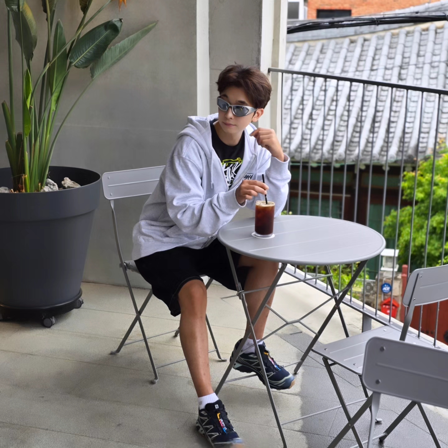 Stussy Stock DSM Ginza Zip Hoodie Ash Heather 2023, Stussy x Born X Raised Handstyles T-Shirt Black 착용 스타일 - 1