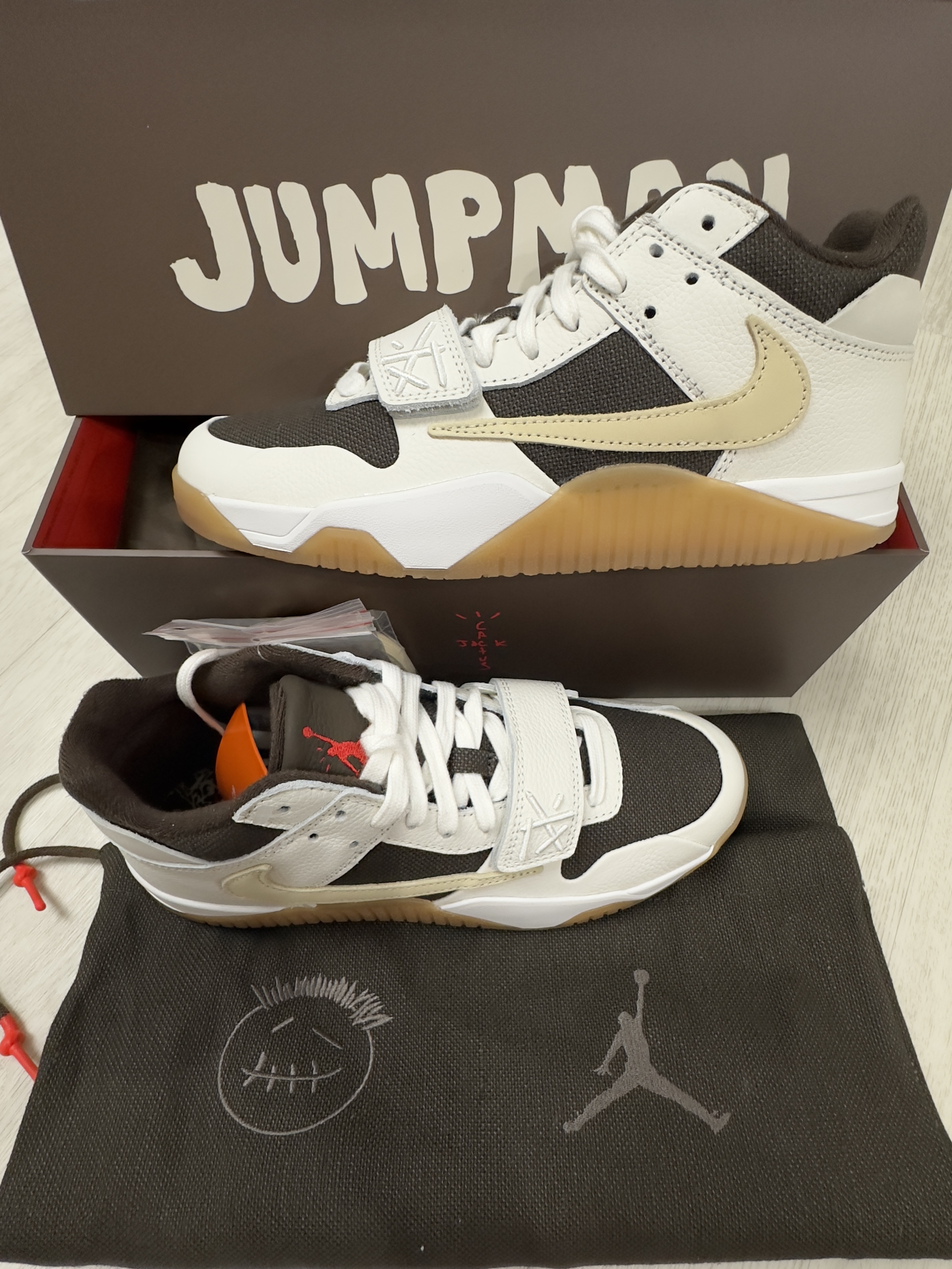 Jordan x Travis Scott Jumpman Jack TR Sail and Dark Mocha 착용 스타일 - 1
