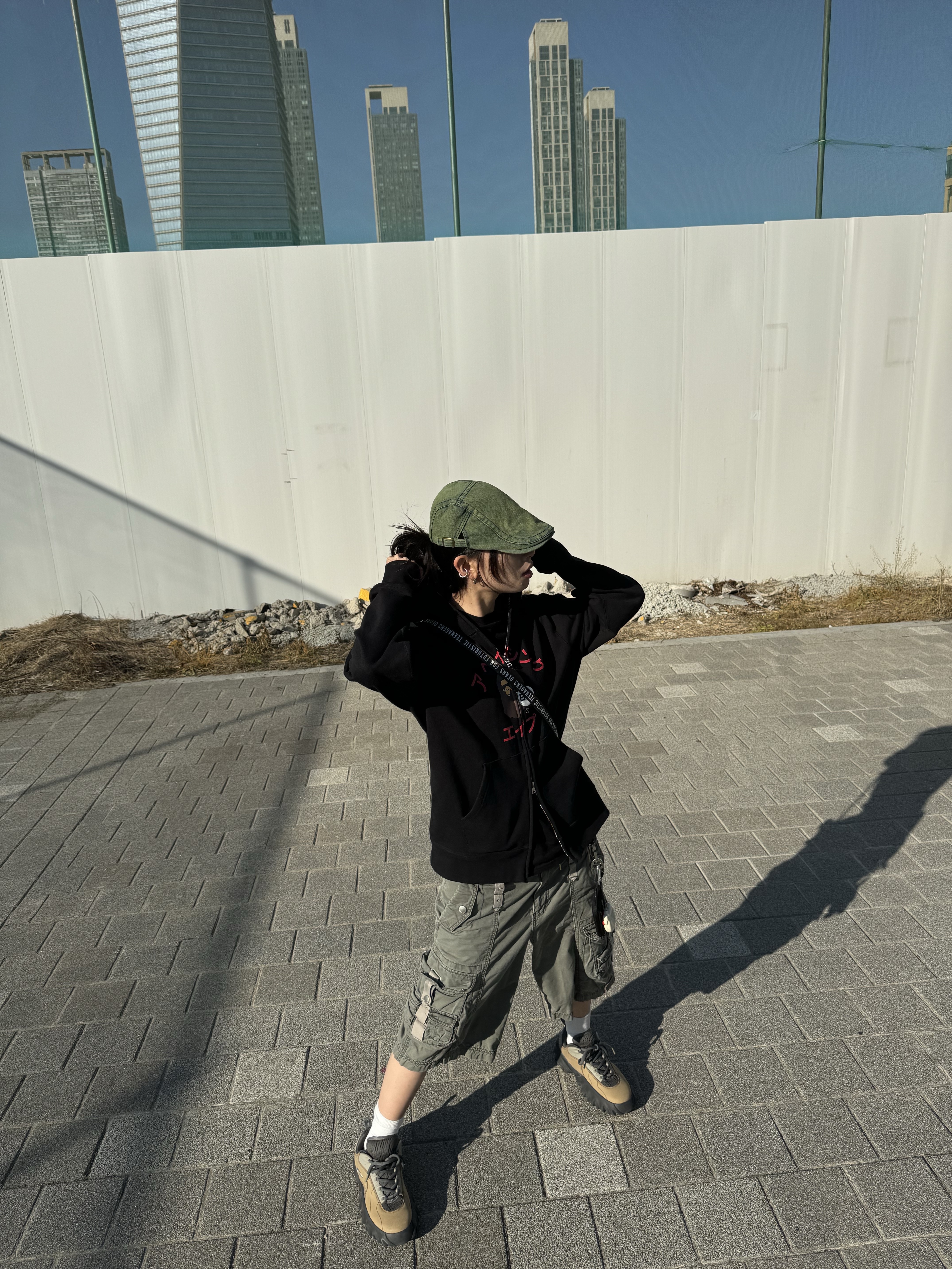 Oakley Factory Team x Brain Dead Chop Saw Mocha, Human Made Sacoche Olive Drab 착용 스타일 - 1